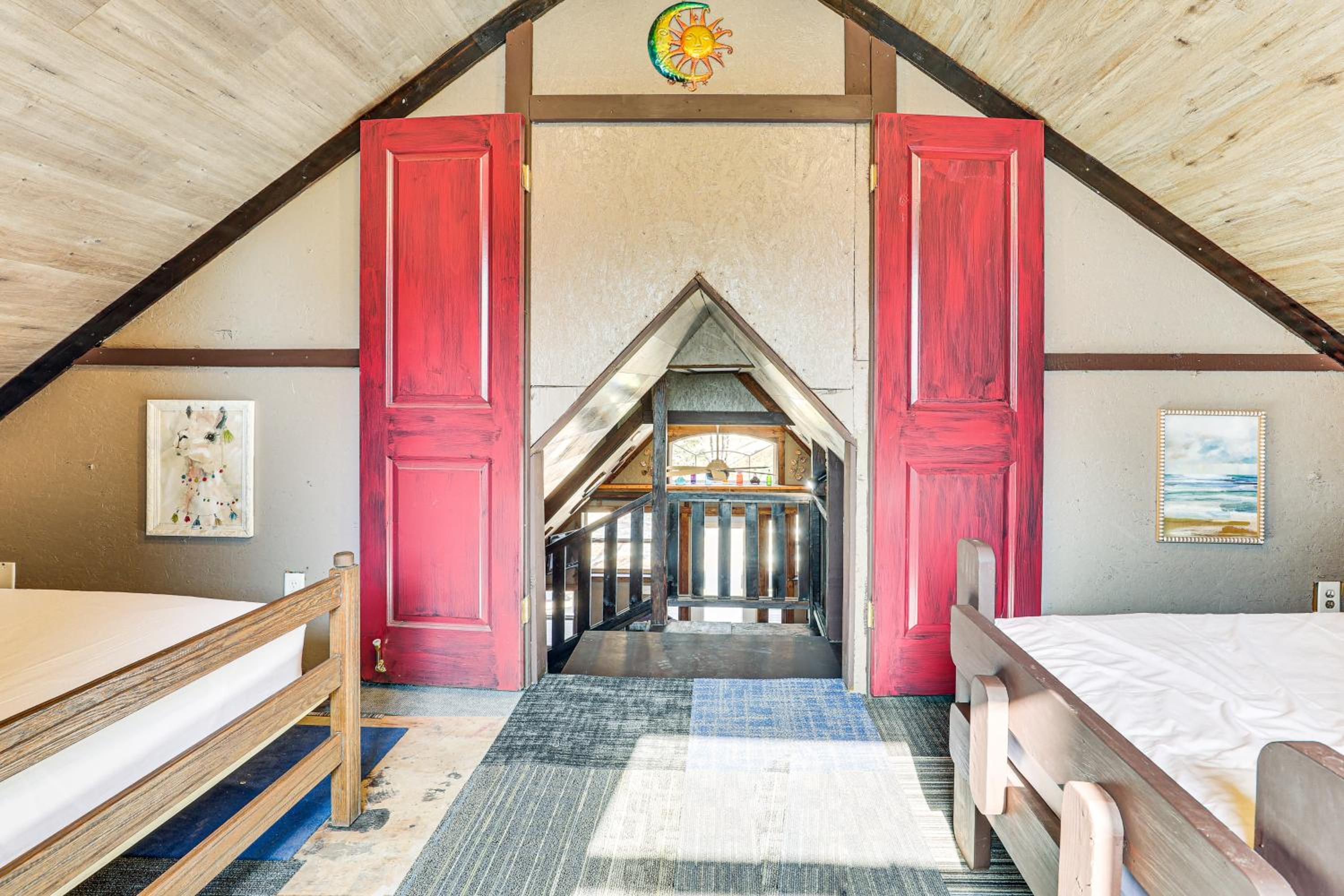 5 Mi to Old Odessa Cabin with Deck and Rural Views