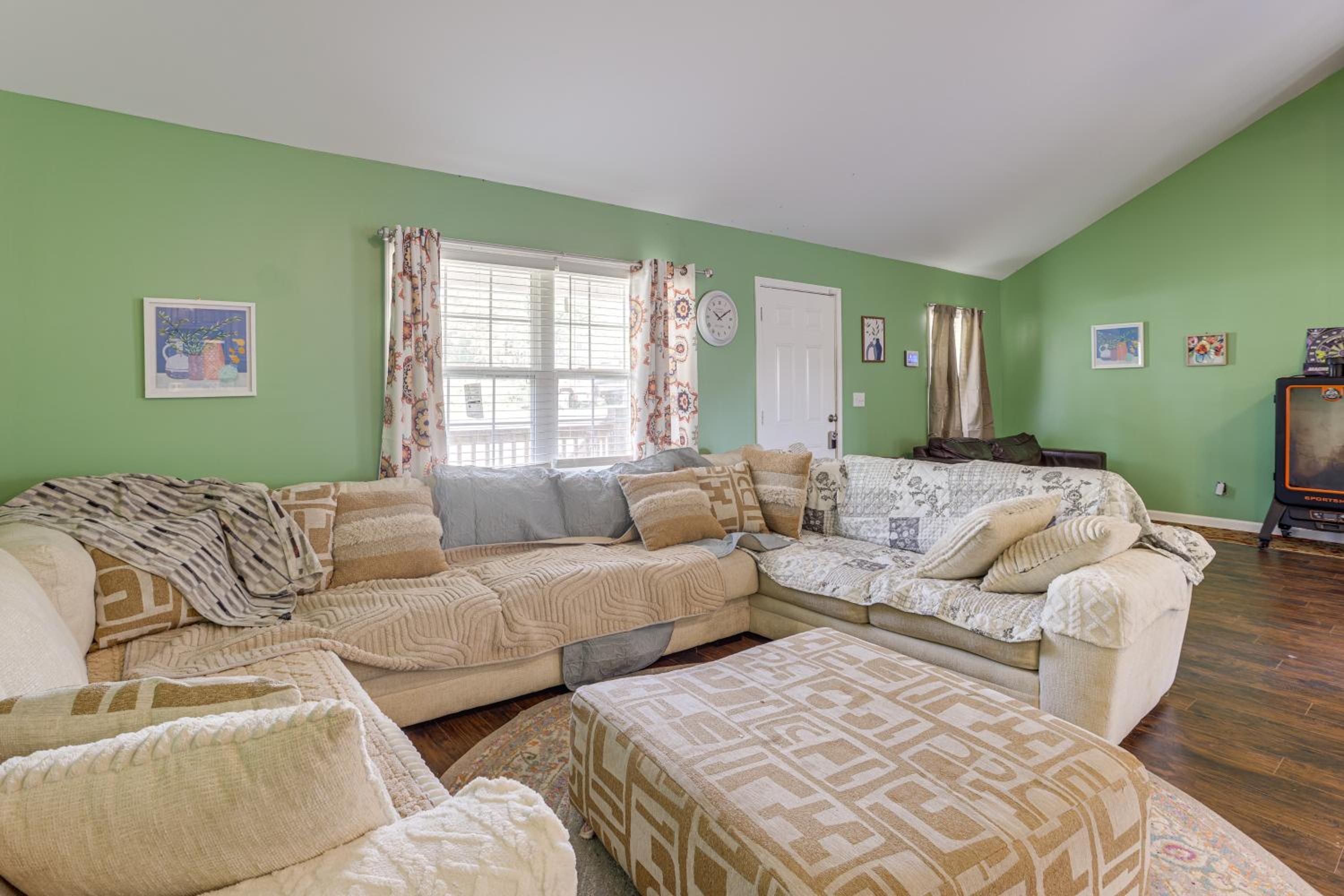 Pets Welcome! Spacious Boligee Home with Yard
