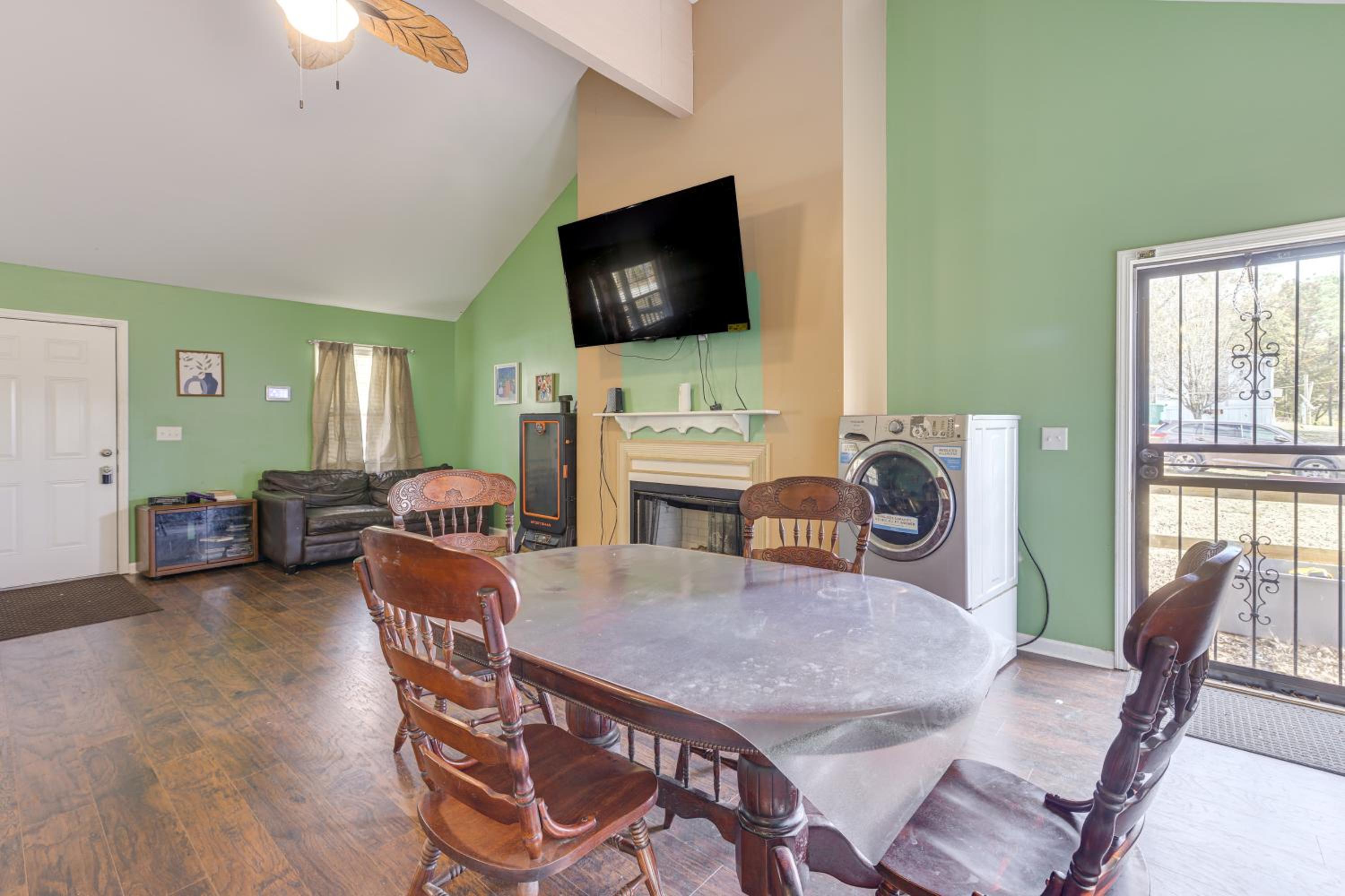 Pets Welcome! Spacious Boligee Home with Yard