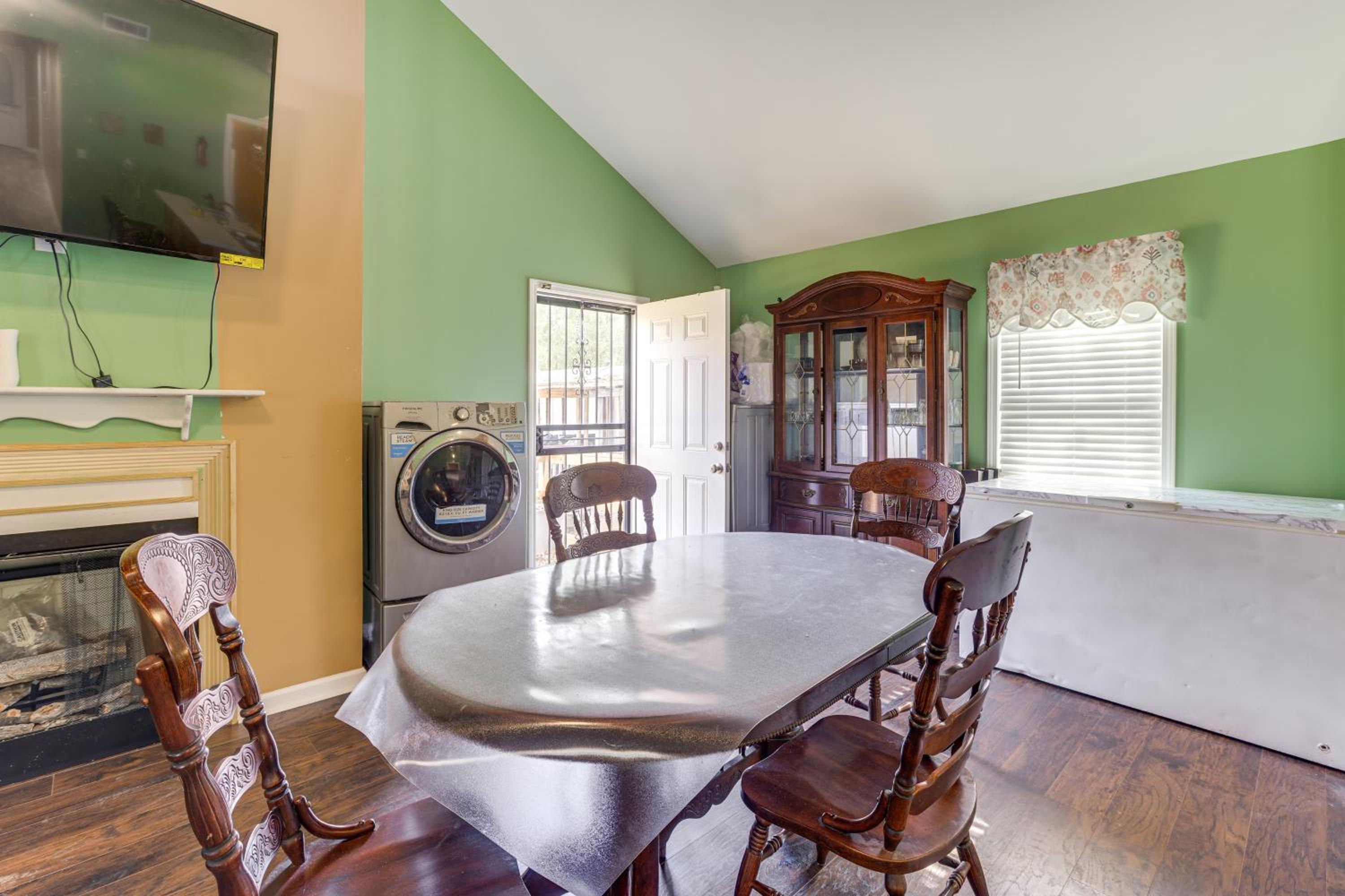 Pets Welcome! Spacious Boligee Home with Yard