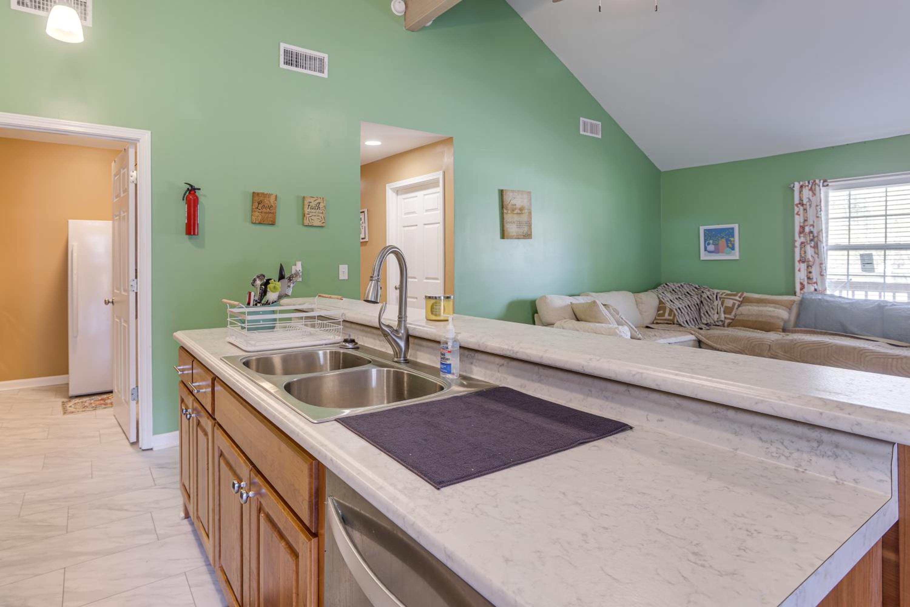 Pets Welcome! Spacious Boligee Home with Yard