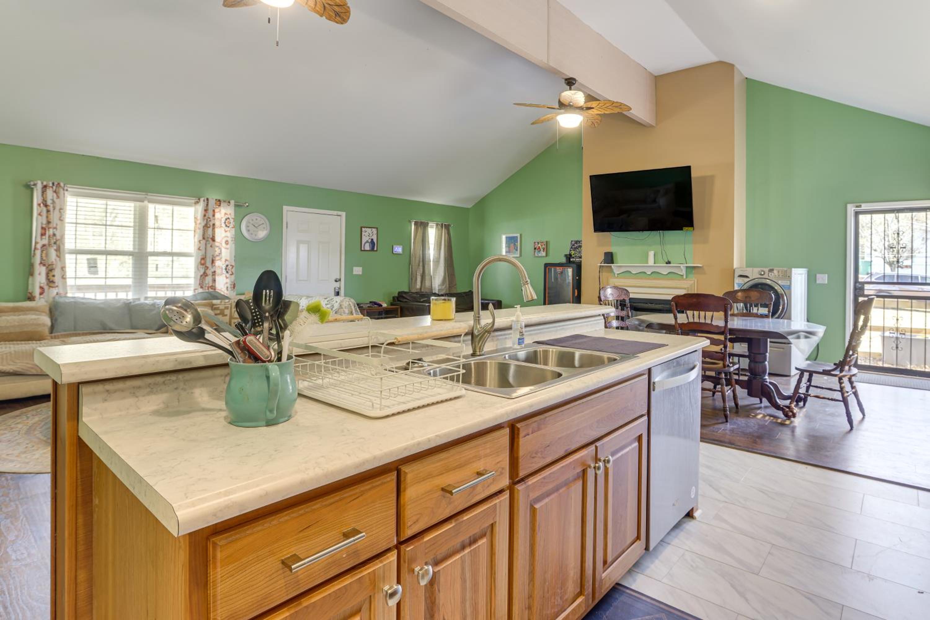 Pets Welcome! Spacious Boligee Home with Yard
