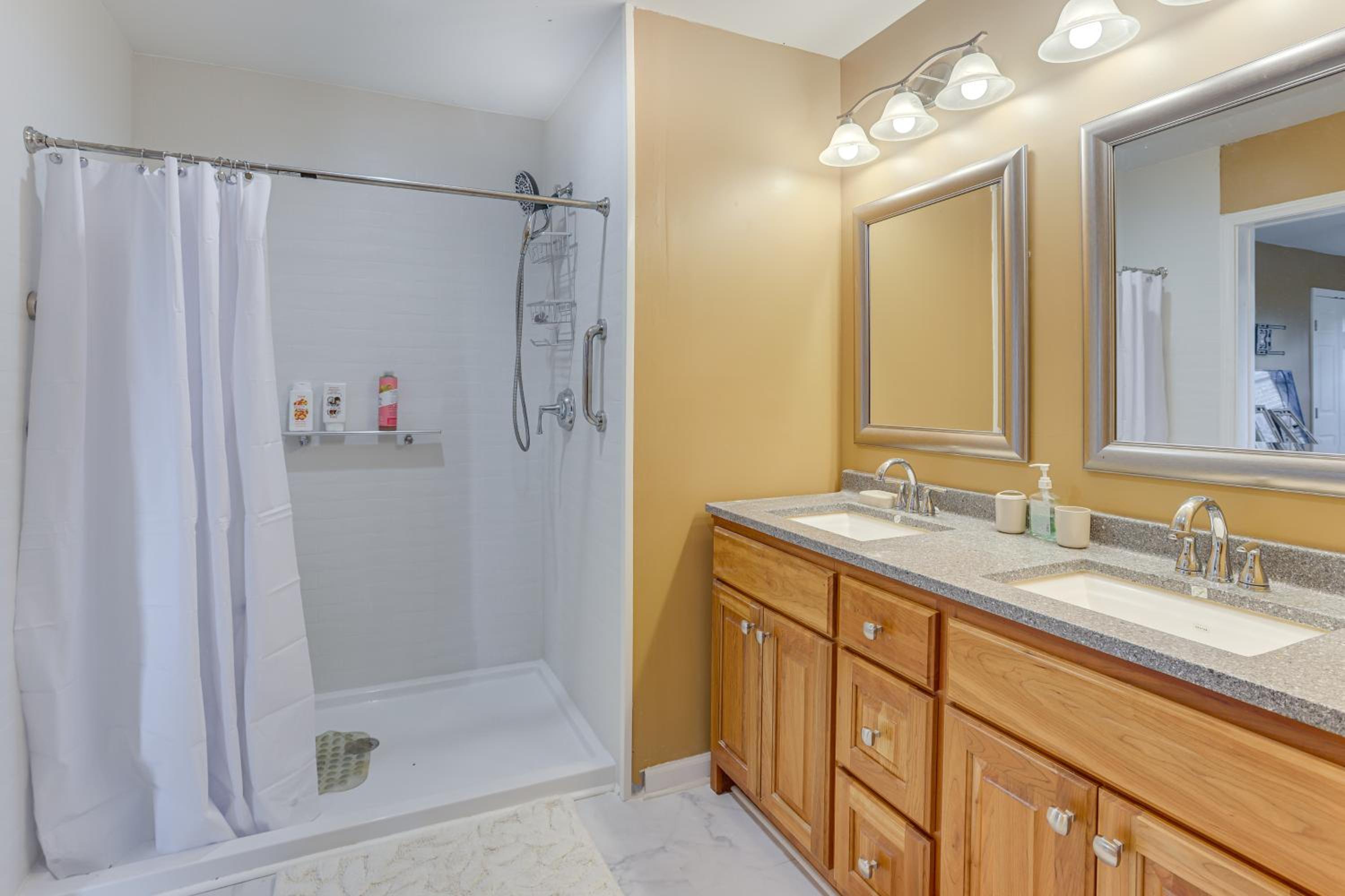Pets Welcome! Spacious Boligee Home with Yard