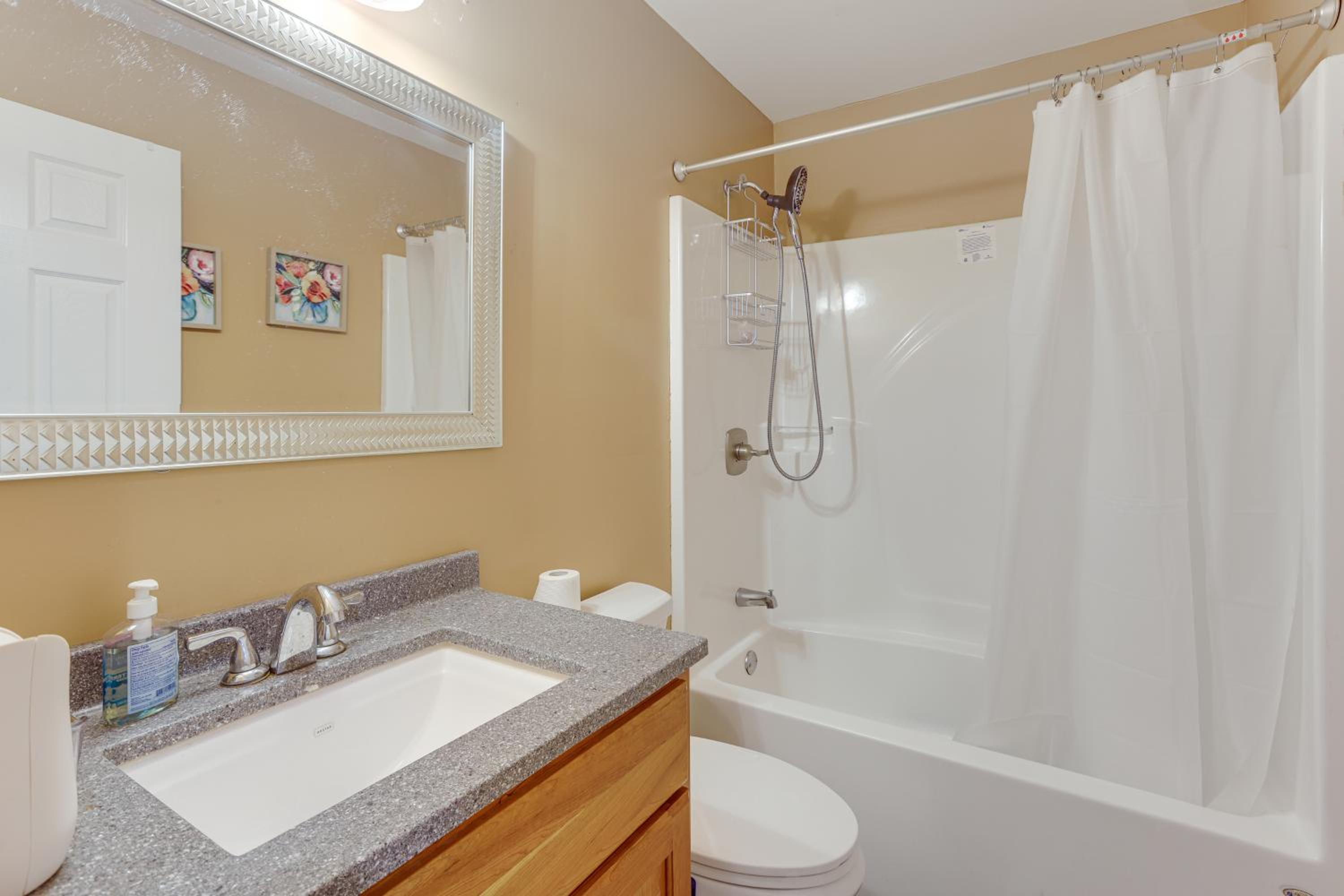 Pets Welcome! Spacious Boligee Home with Yard