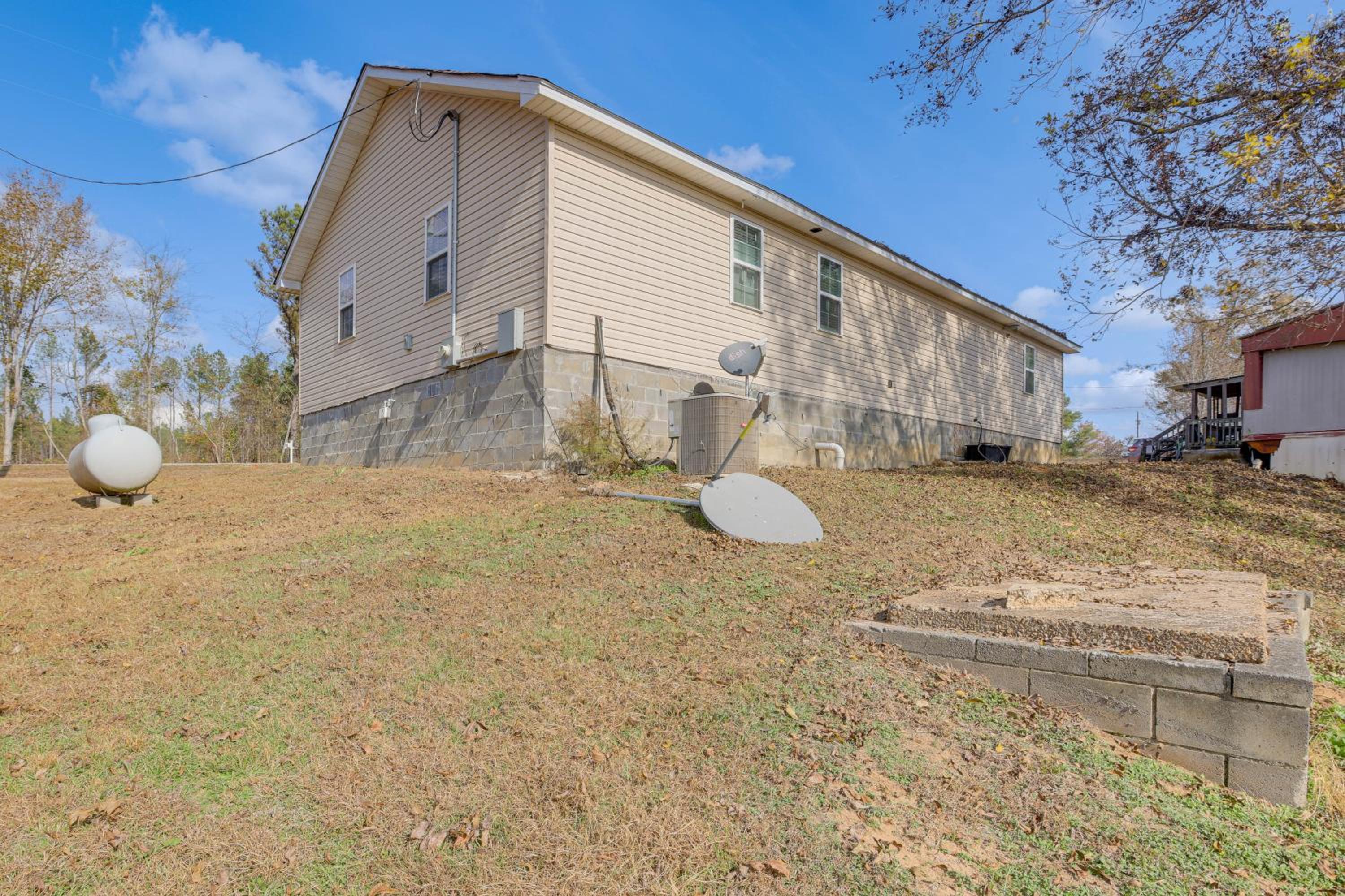 Pets Welcome! Spacious Boligee Home with Yard