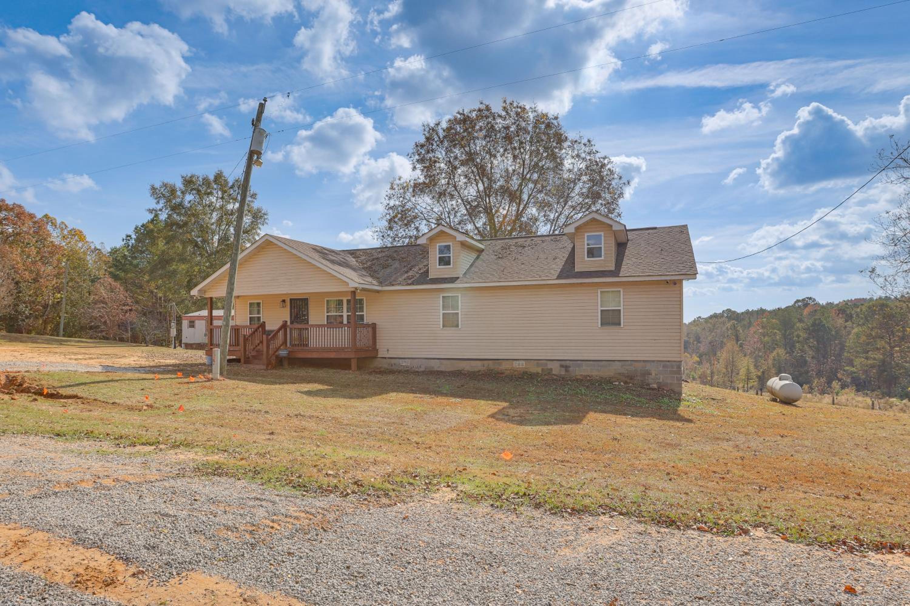 Pets Welcome! Spacious Boligee Home with Yard