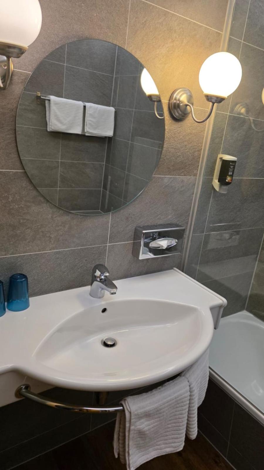 ROJ Rooms & Suites
