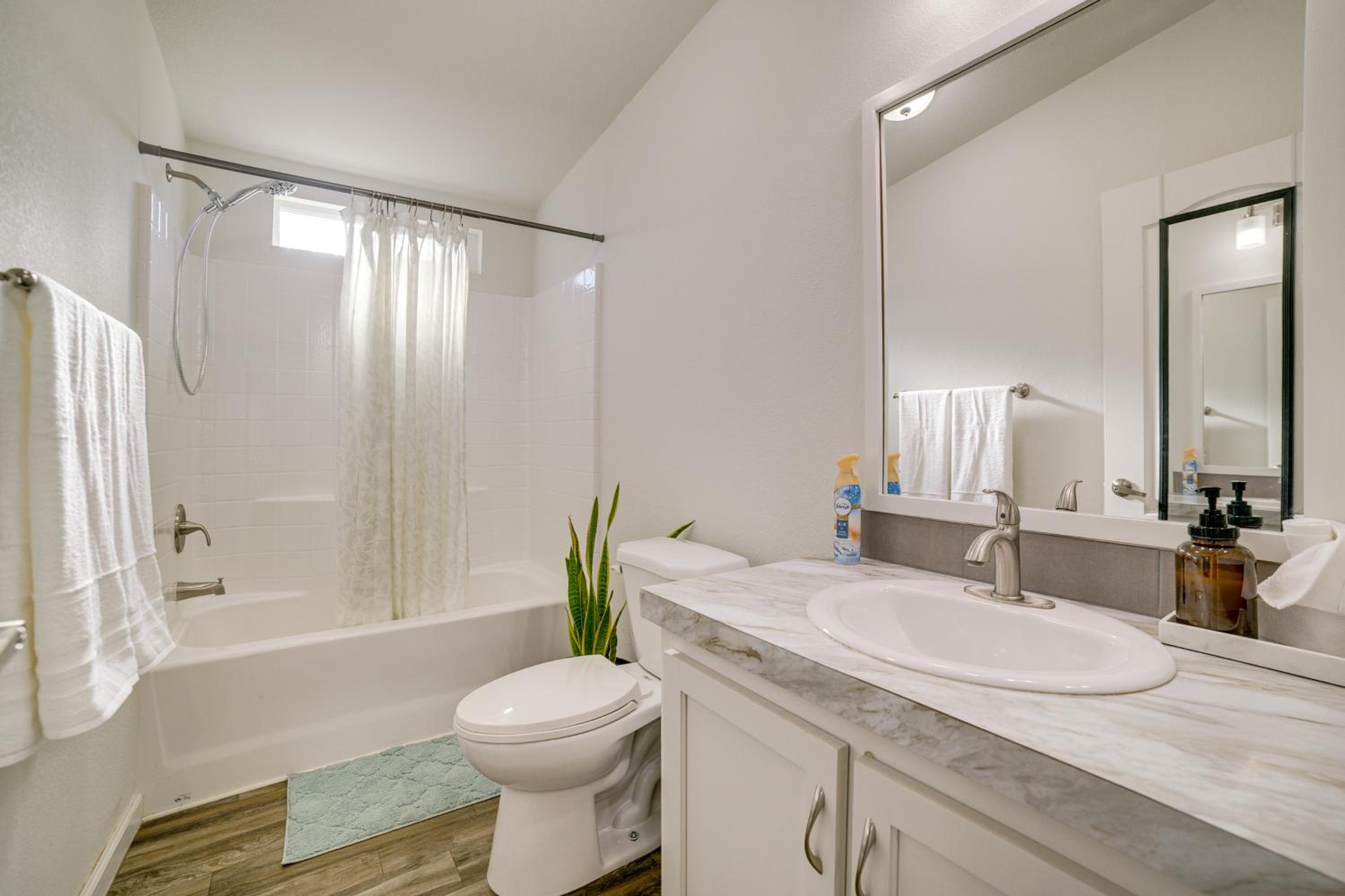 Explore Temecula Wine Country! Mtn-View Home