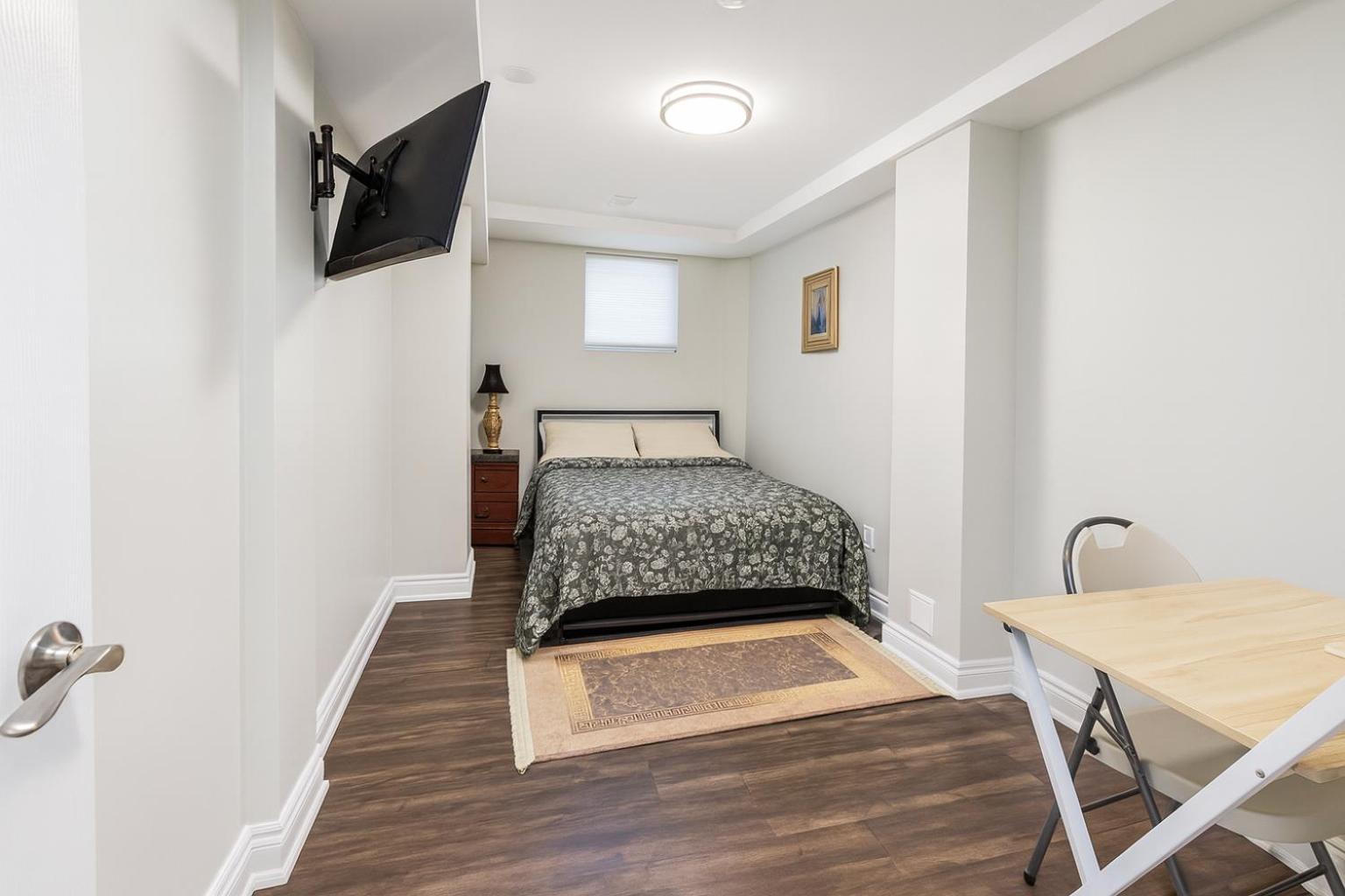Newly Renovated 3BR Orangeville Basement Suite with Private Access, 10 Min Walk to Headwaters Hospital, 5 Min Drive to Mount Alverno! Ideal for Medical Sta