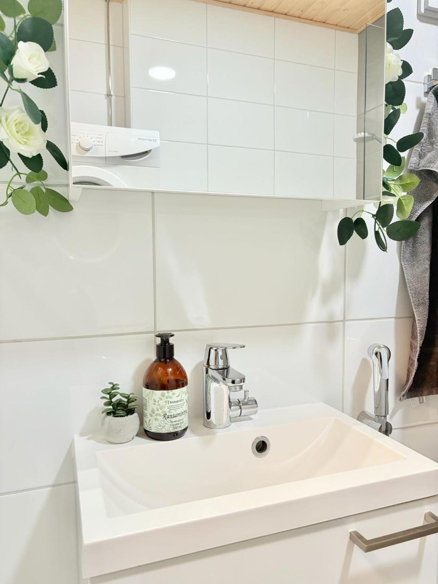 Kivis Modern Studio near Train Mall & Airport