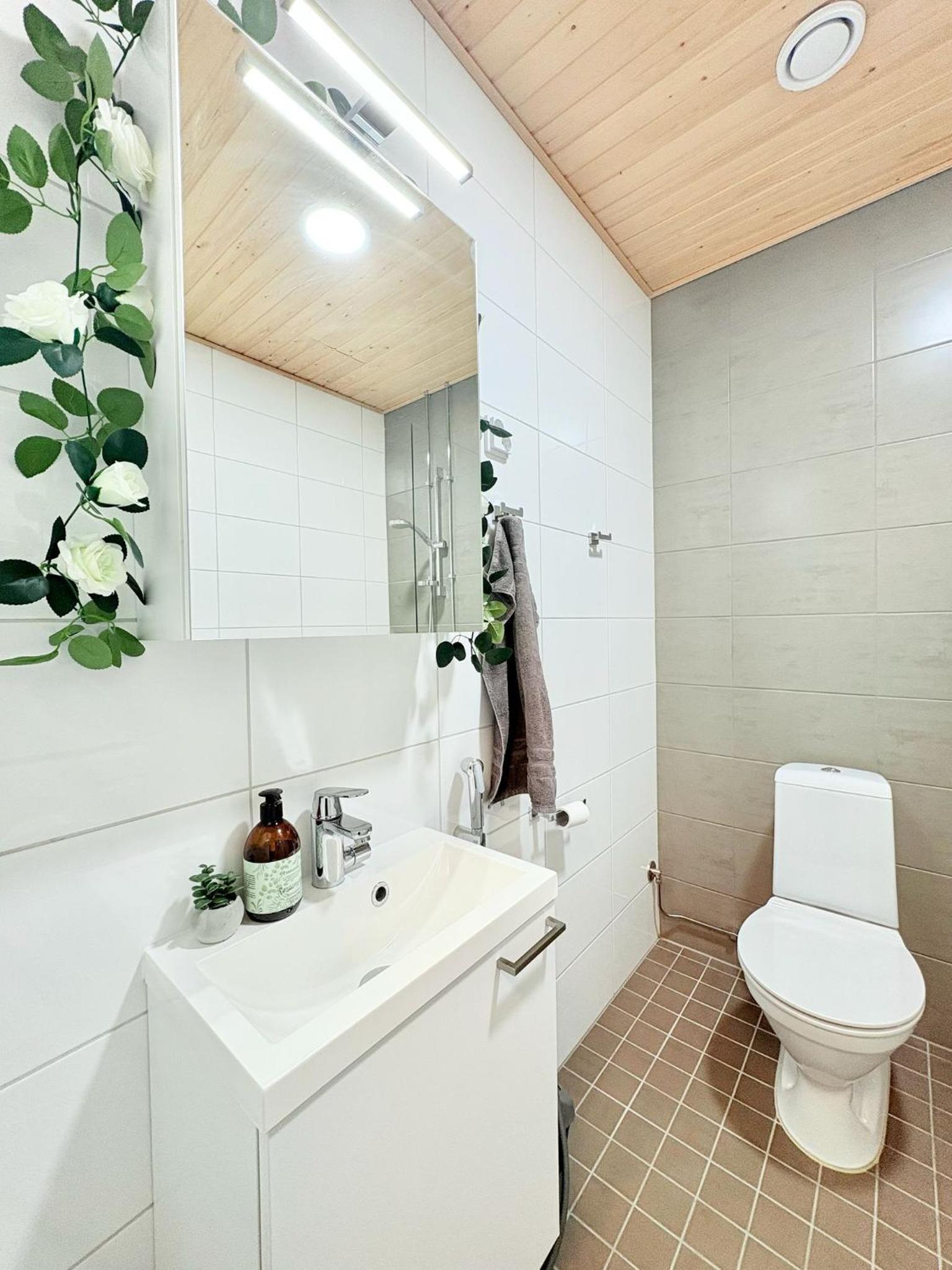 Kivis Modern Studio near Train Mall & Airport