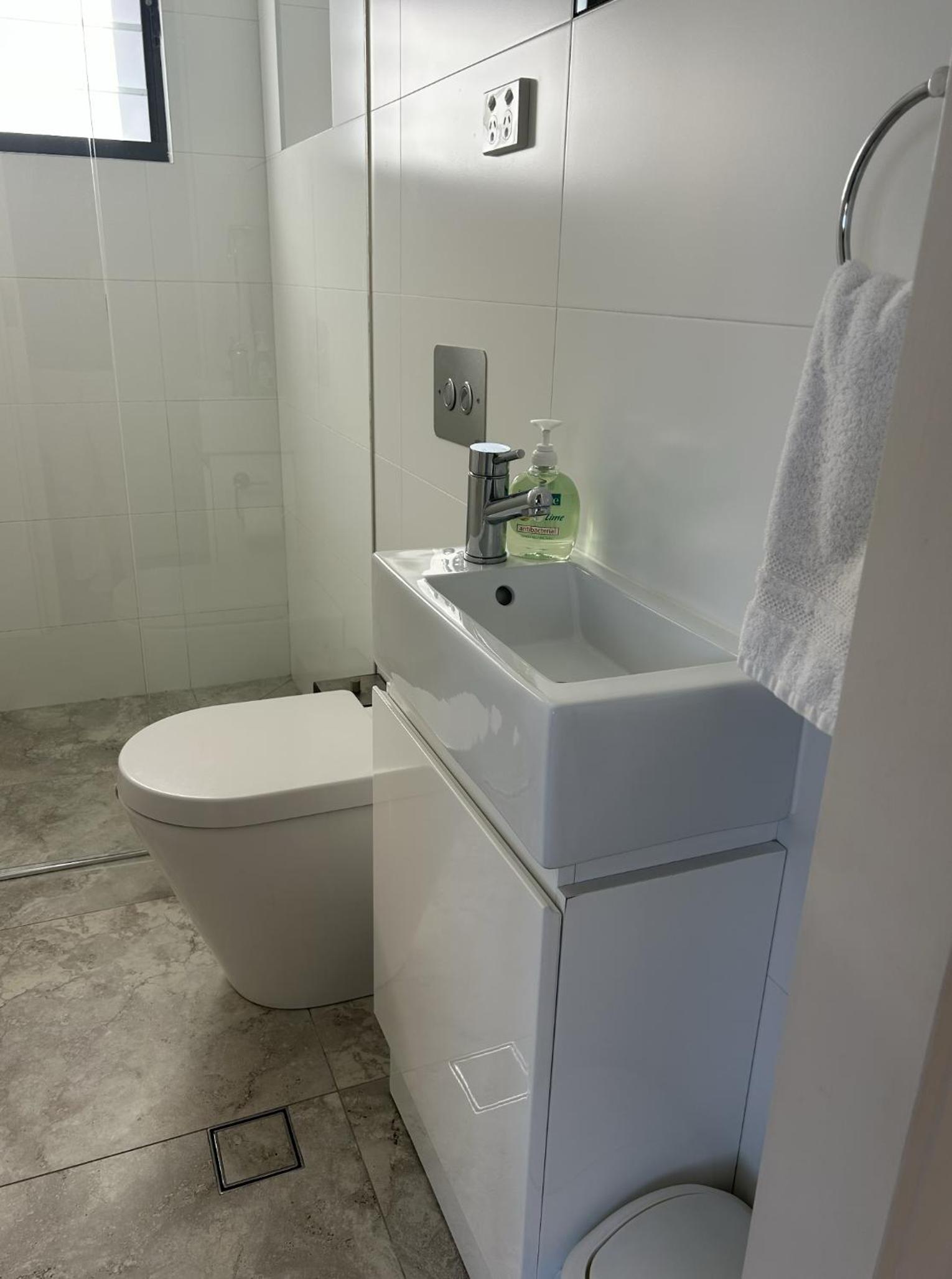 Manly Modern 3 Bedroom Home - Upper Duplex