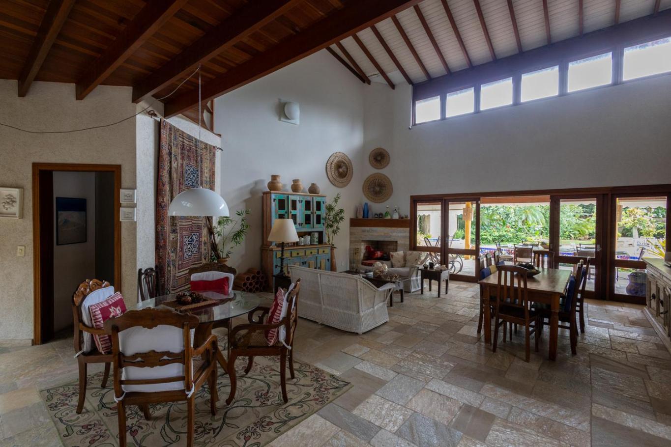 Casa Alto Padrão com 5 Suítes, Piscina e Hidro