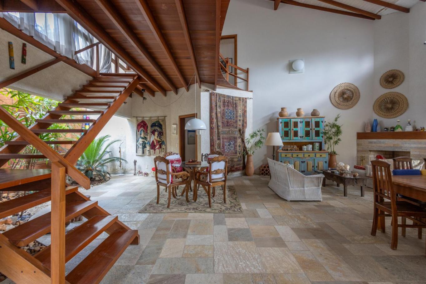 Casa Alto Padrão com 5 Suítes, Piscina e Hidro