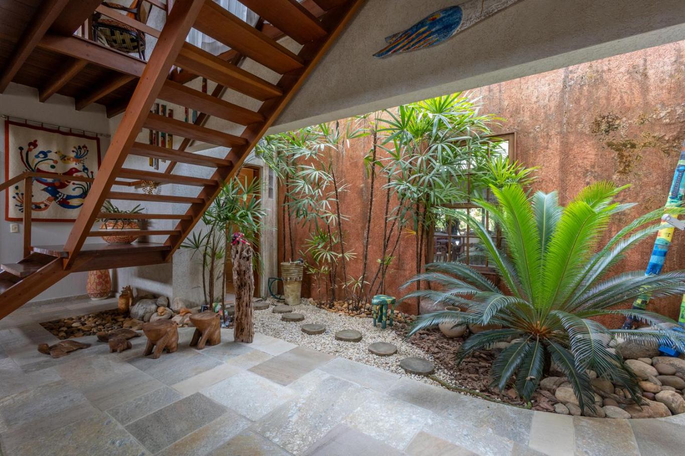 Casa Alto Padrão com 5 Suítes, Piscina e Hidro