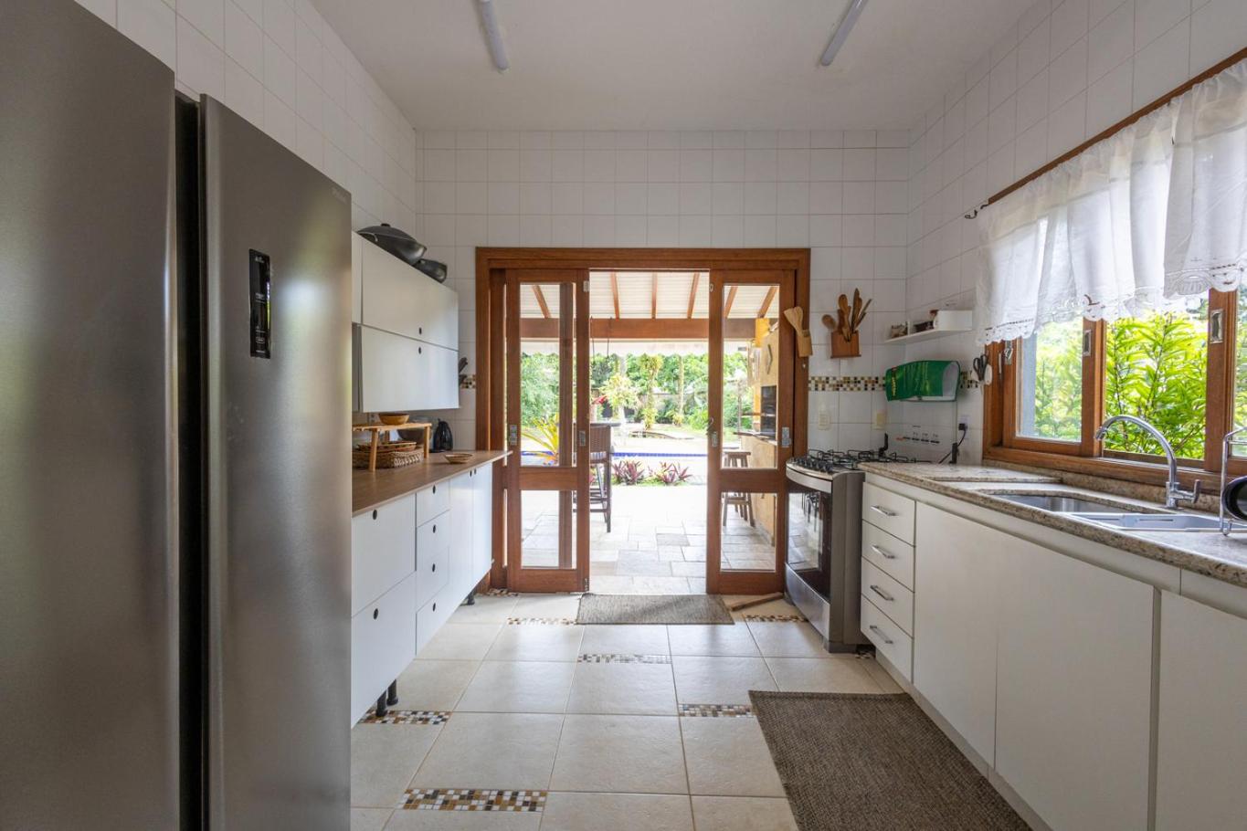 Casa Alto Padrão com 5 Suítes, Piscina e Hidro