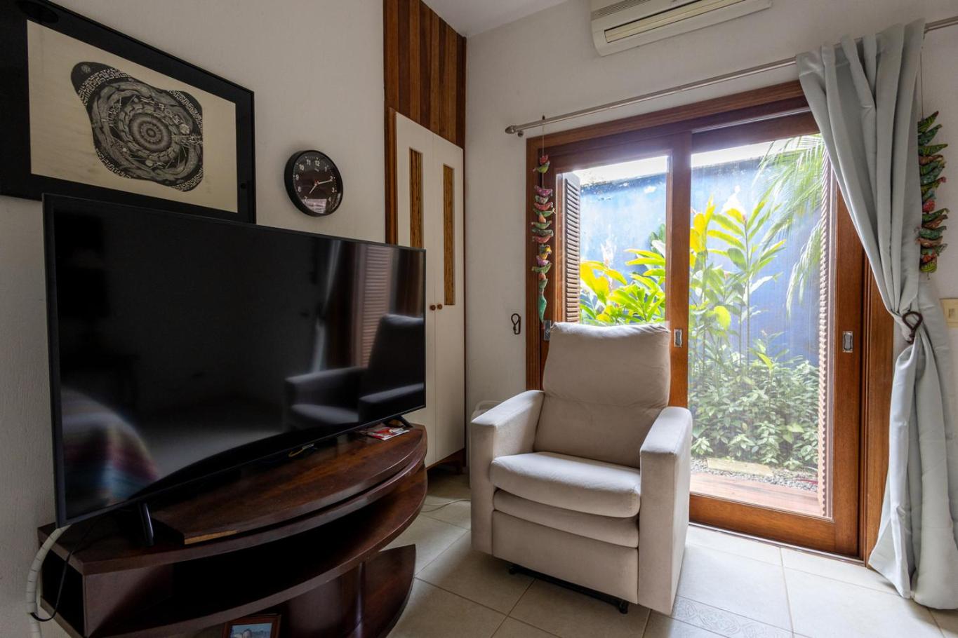 Casa Alto Padrão com 5 Suítes, Piscina e Hidro