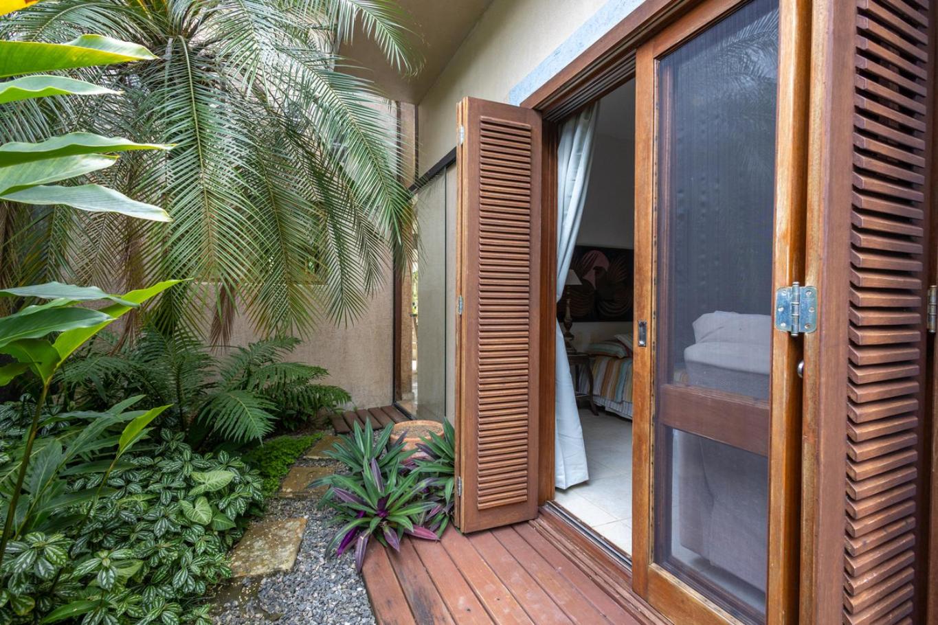 Casa Alto Padrão com 5 Suítes, Piscina e Hidro