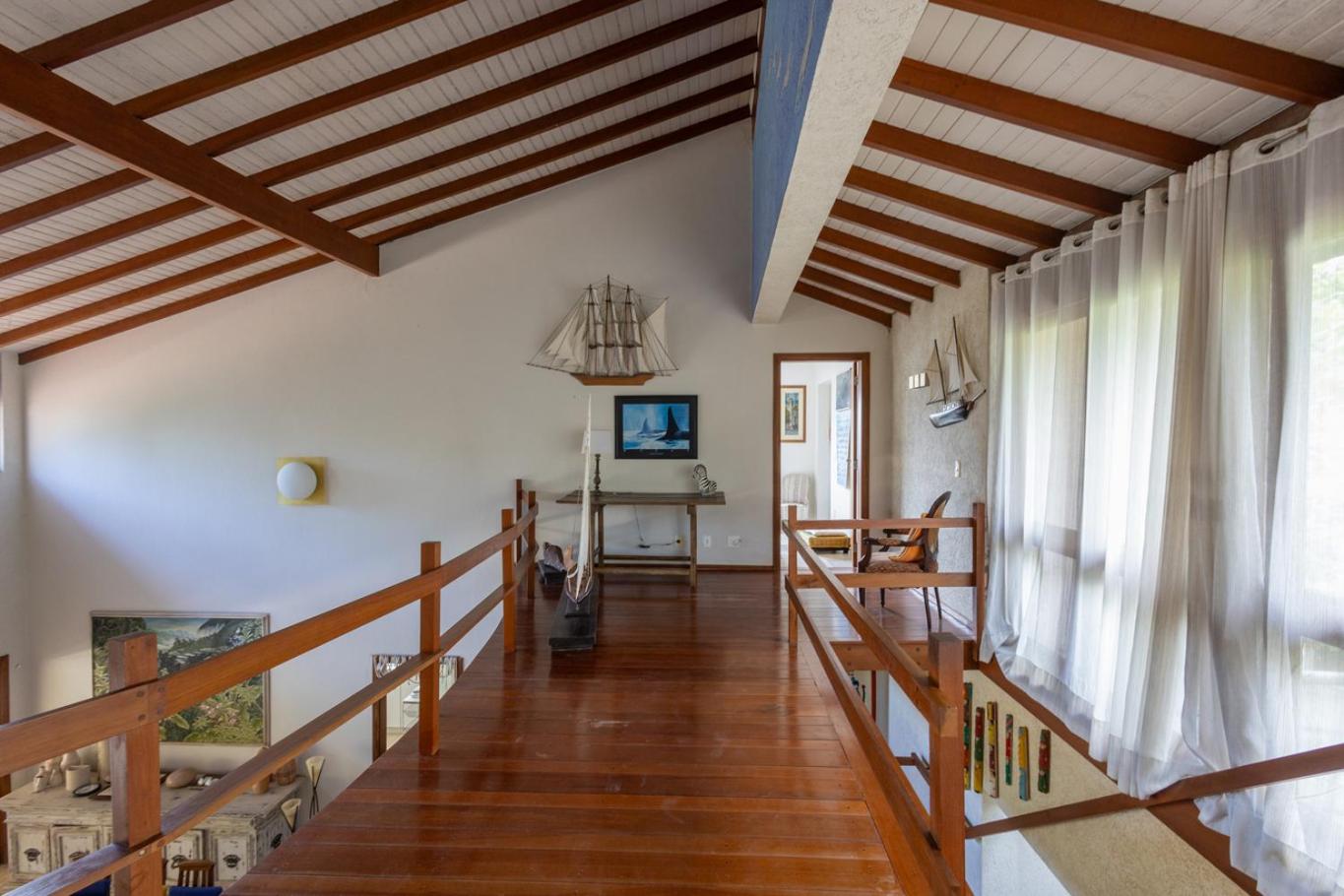 Casa Alto Padrão com 5 Suítes, Piscina e Hidro