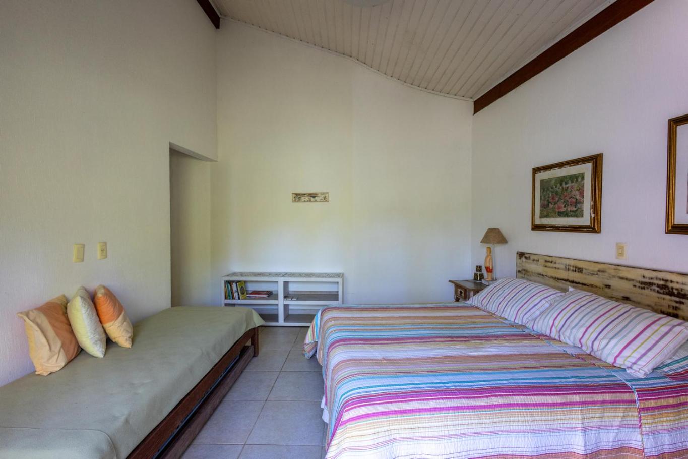 Casa Alto Padrão com 5 Suítes, Piscina e Hidro