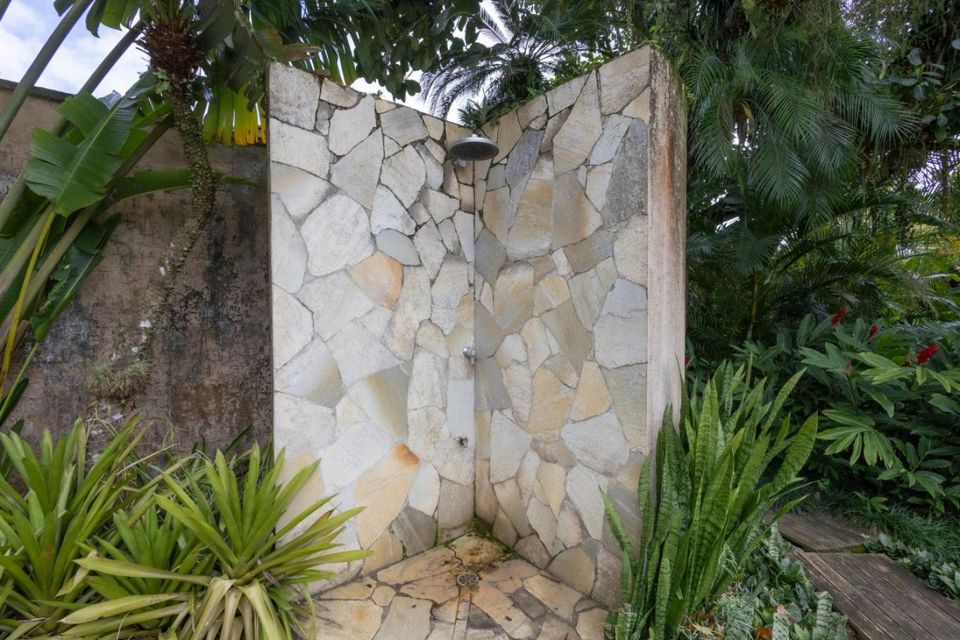 Casa Alto Padrão com 5 Suítes, Piscina e Hidro