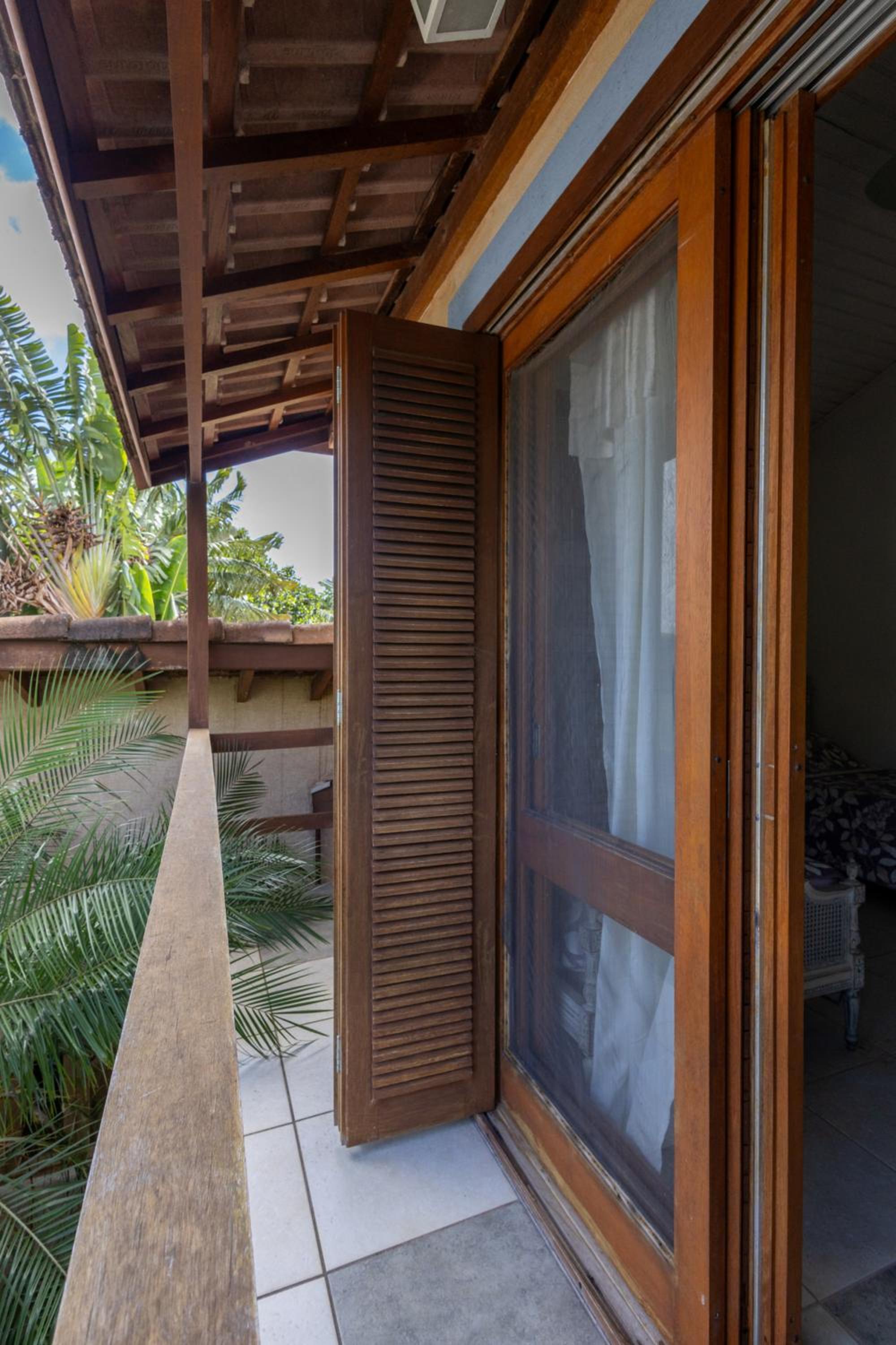Casa Alto Padrão com 5 Suítes, Piscina e Hidro