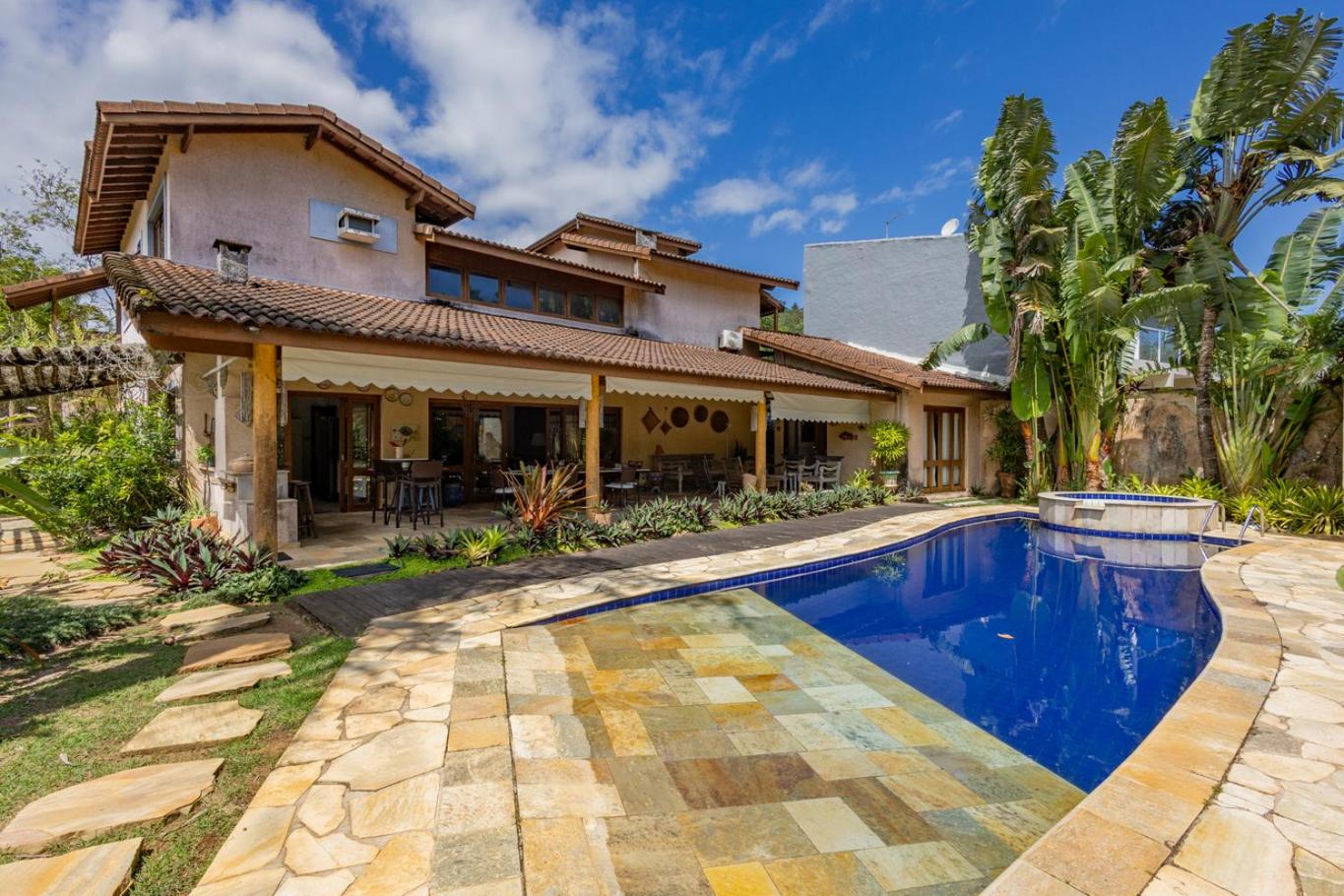 Casa Alto Padrão com 5 Suítes, Piscina e Hidro