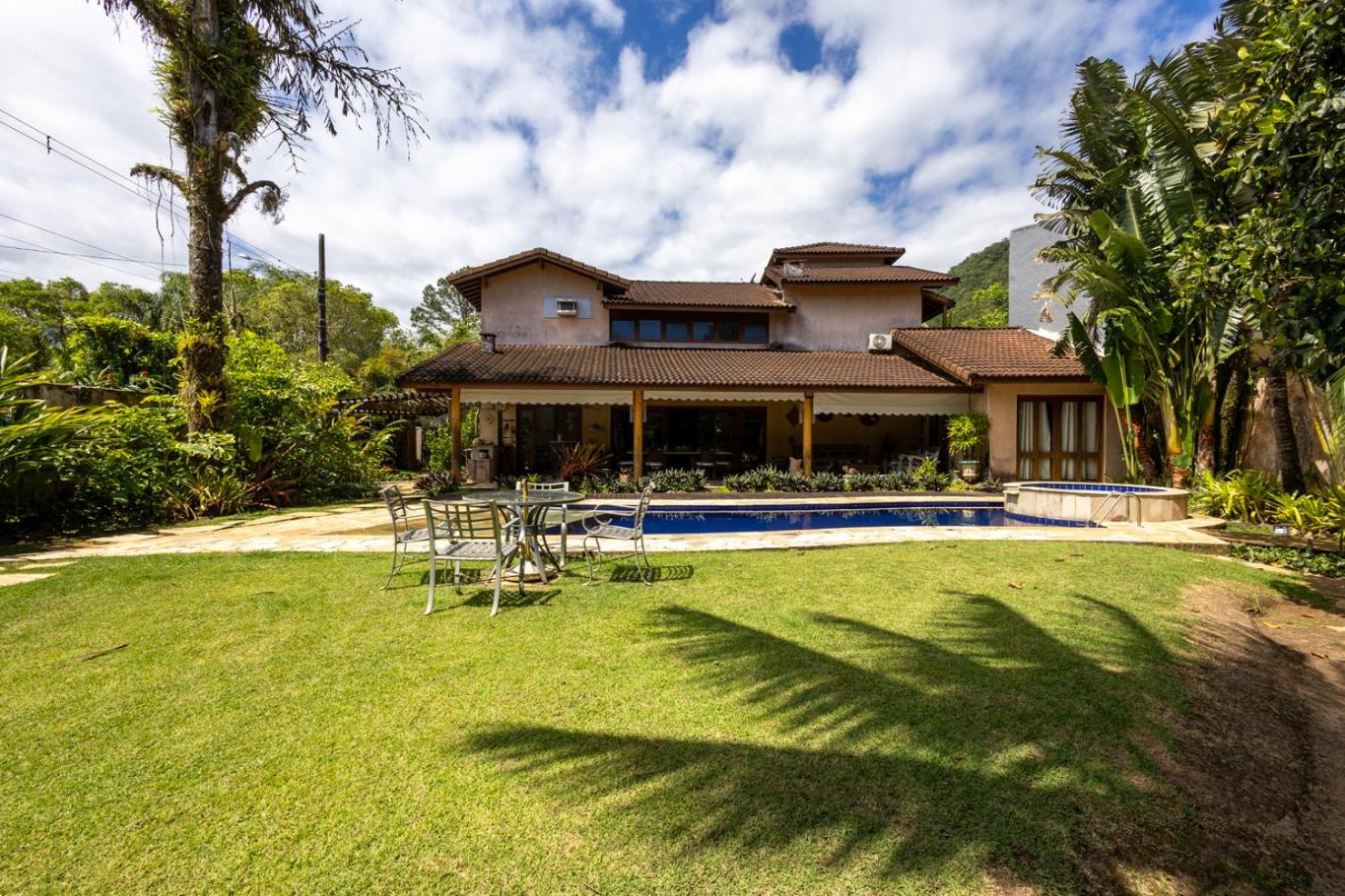 Casa Alto Padrão com 5 Suítes, Piscina e Hidro