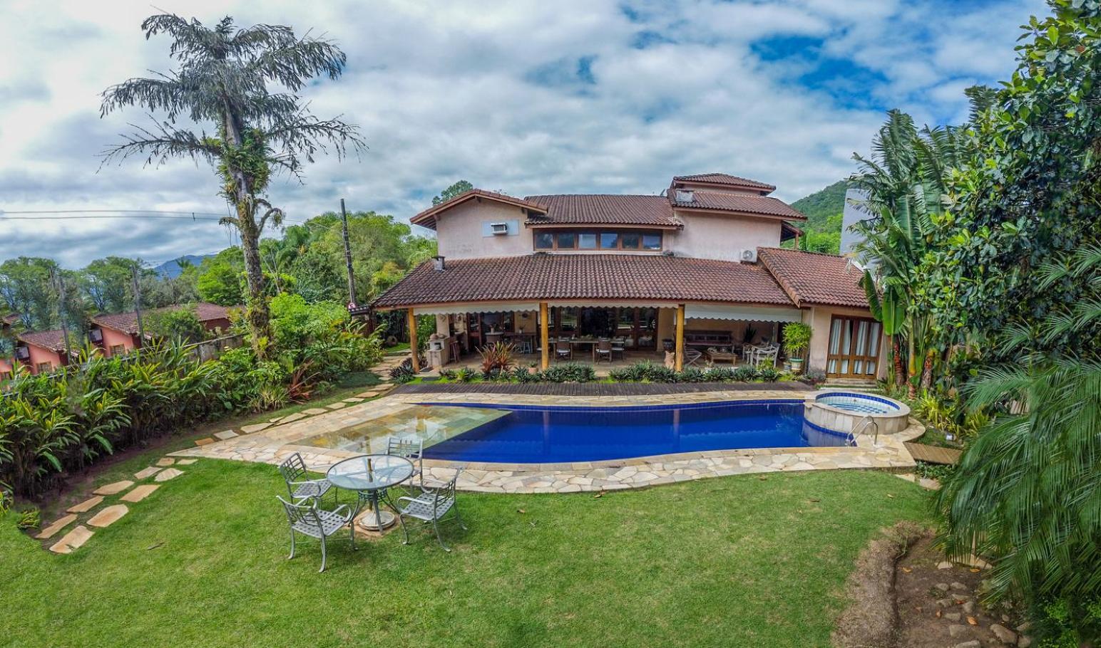 Casa Alto Padrão com 5 Suítes, Piscina e Hidro