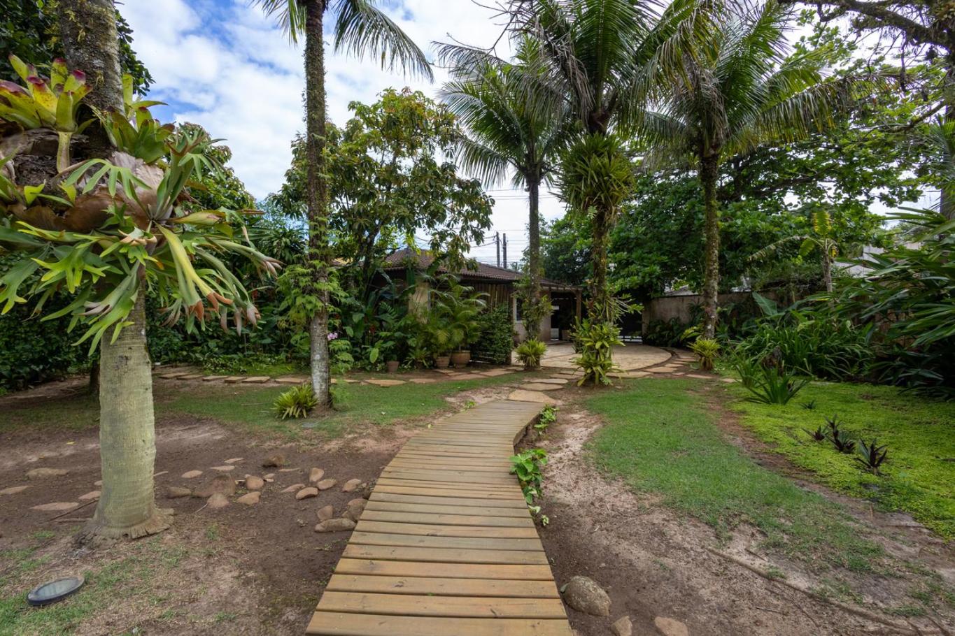 Casa Alto Padrão com 5 Suítes, Piscina e Hidro