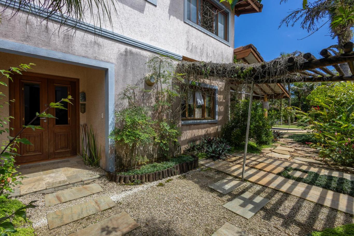 Casa Alto Padrão com 5 Suítes, Piscina e Hidro