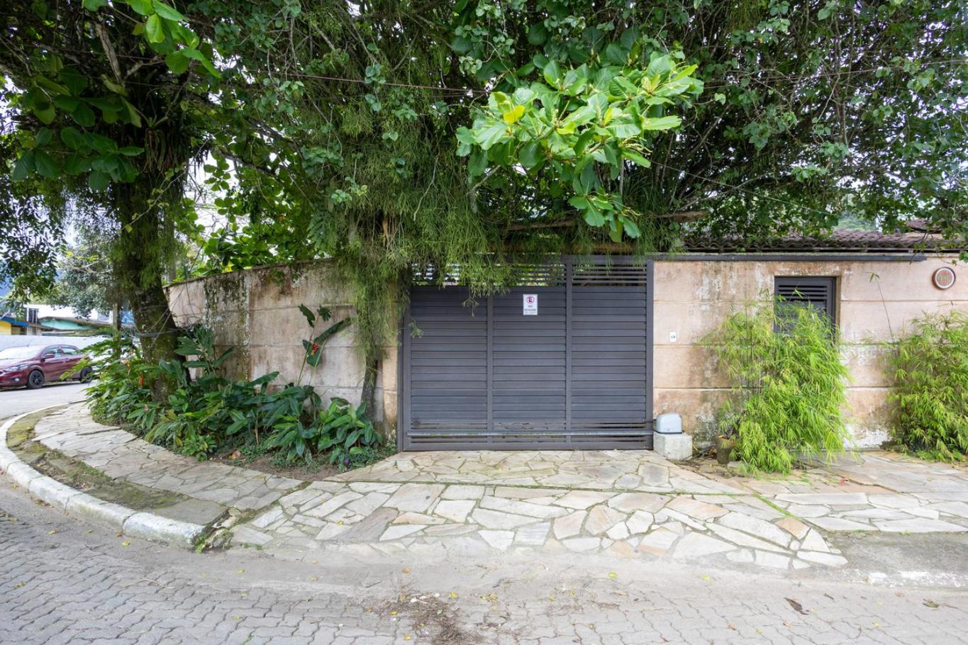 Casa Alto Padrão com 5 Suítes, Piscina e Hidro