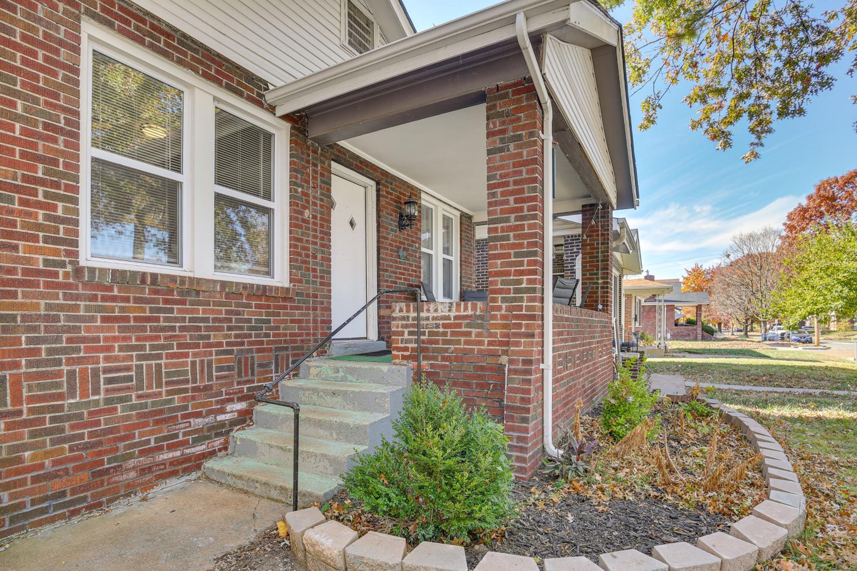 1 Mi to Delmar Loop! University City Bungalow