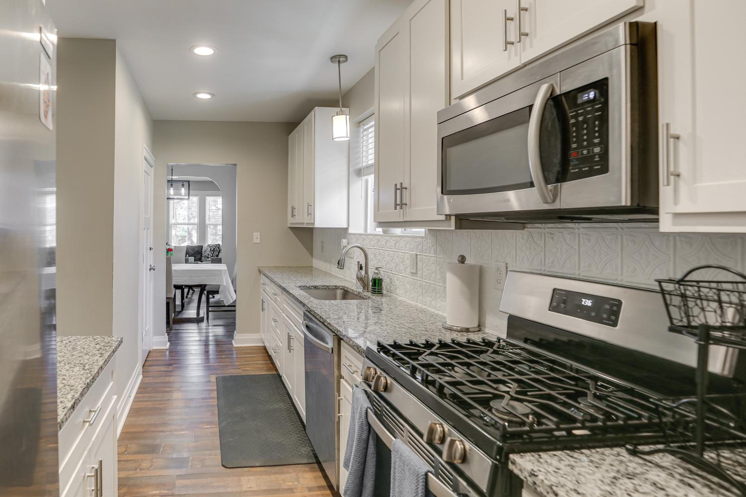 1 Mi to Delmar Loop! University City Bungalow