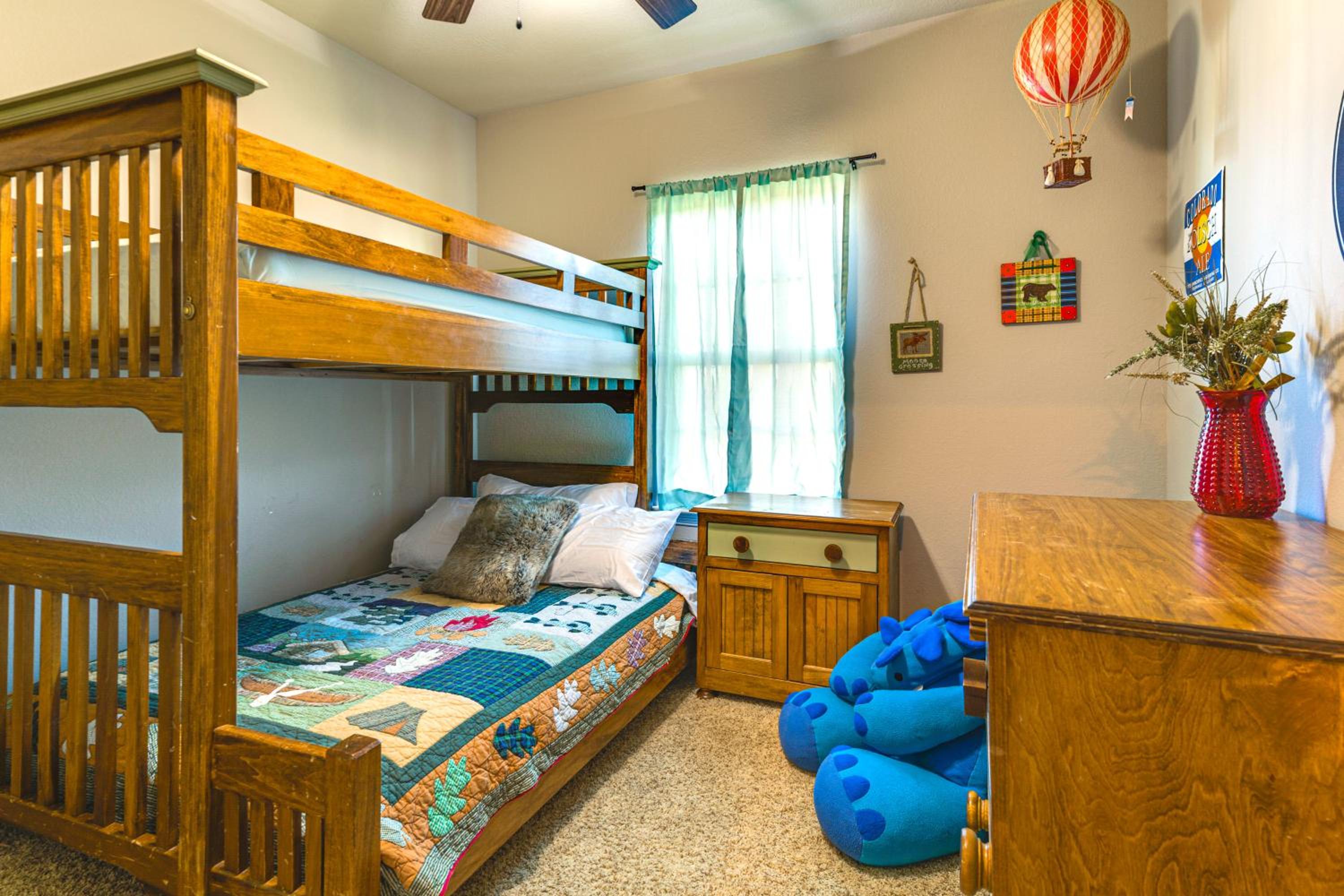 Spacious and Family-Friendly! TAMU Townhome with Yard