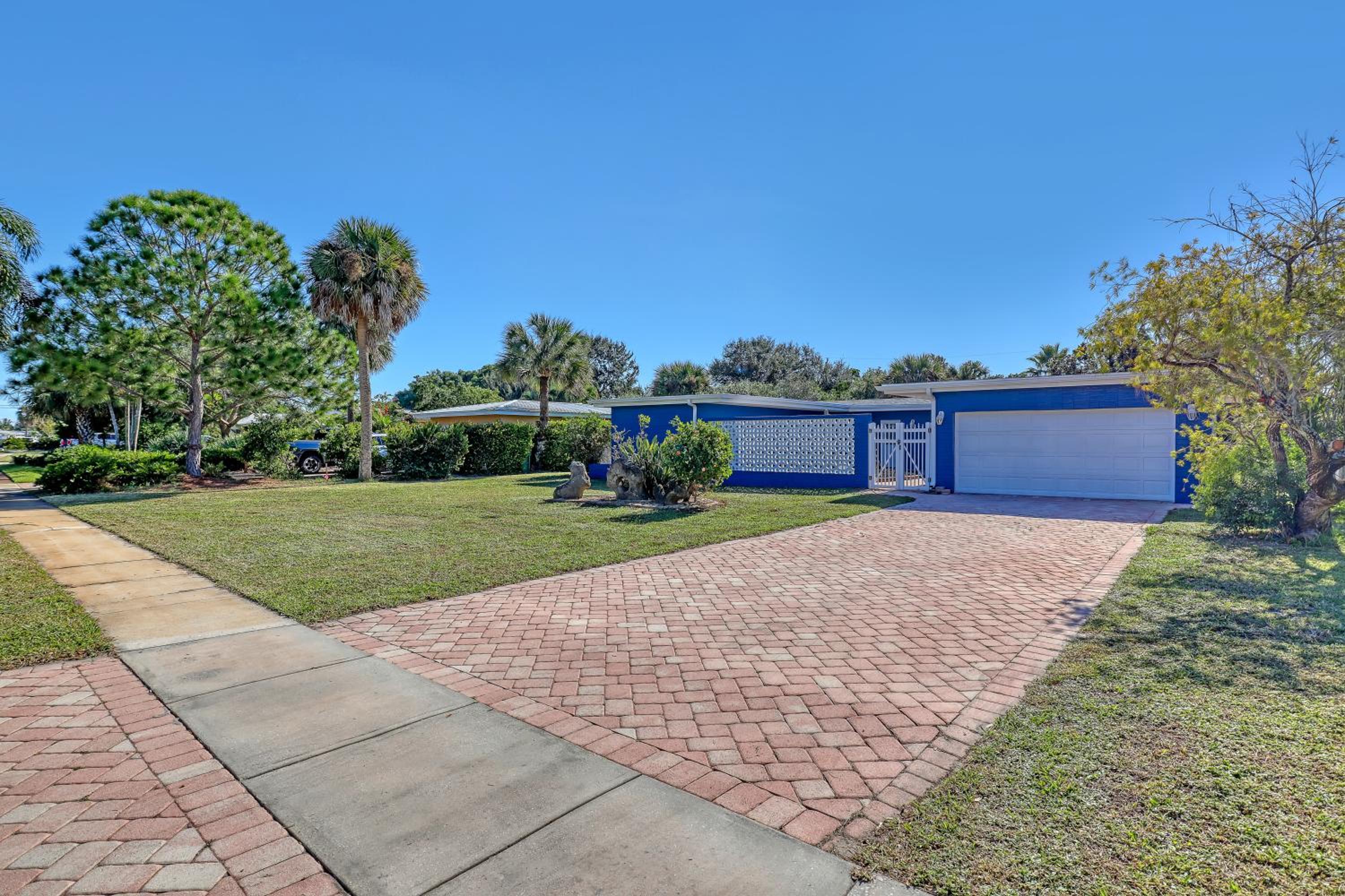 Vibrant Coastal Cottage with Pool, photo 2
