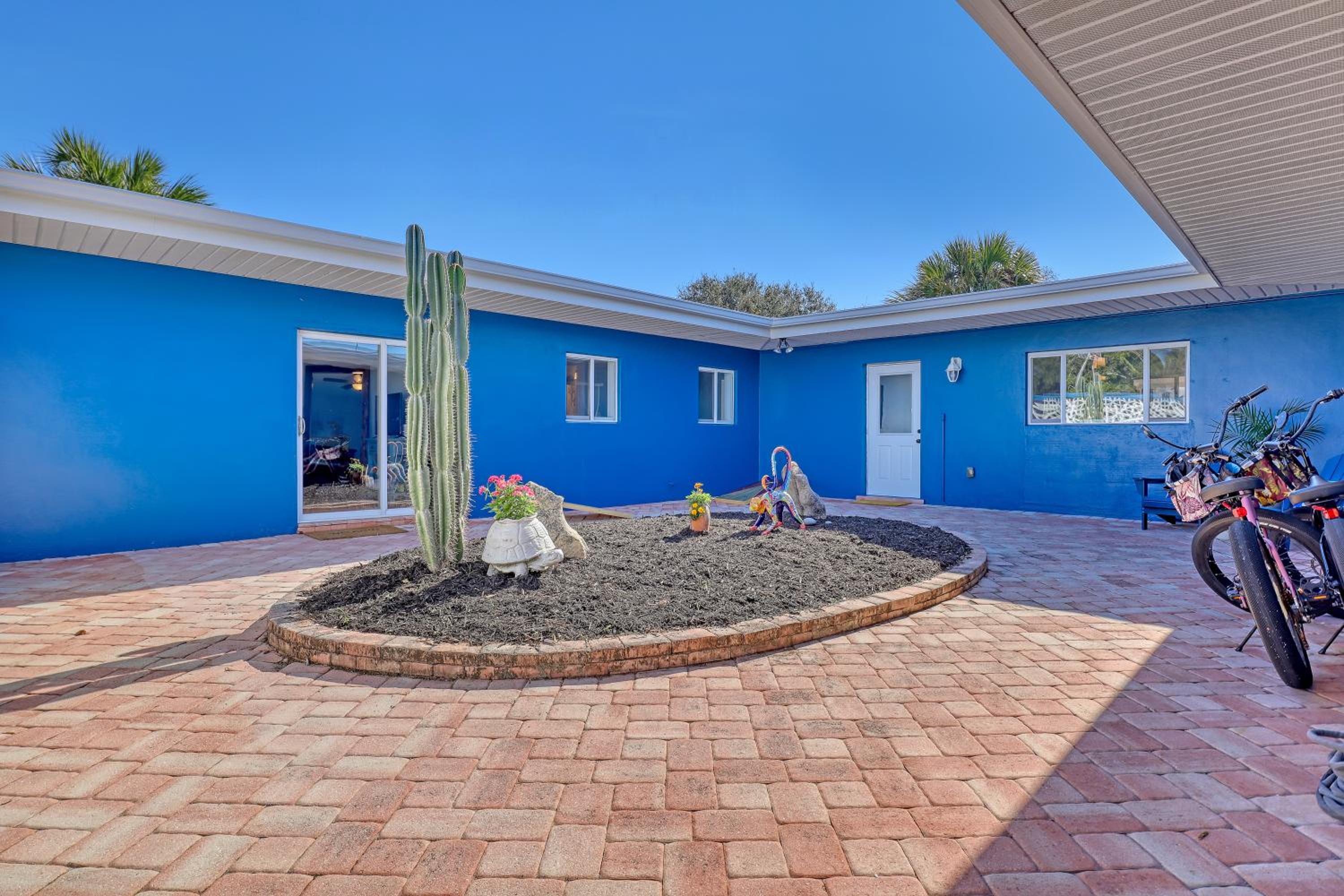 Vibrant Coastal Cottage with Pool, photo 26
