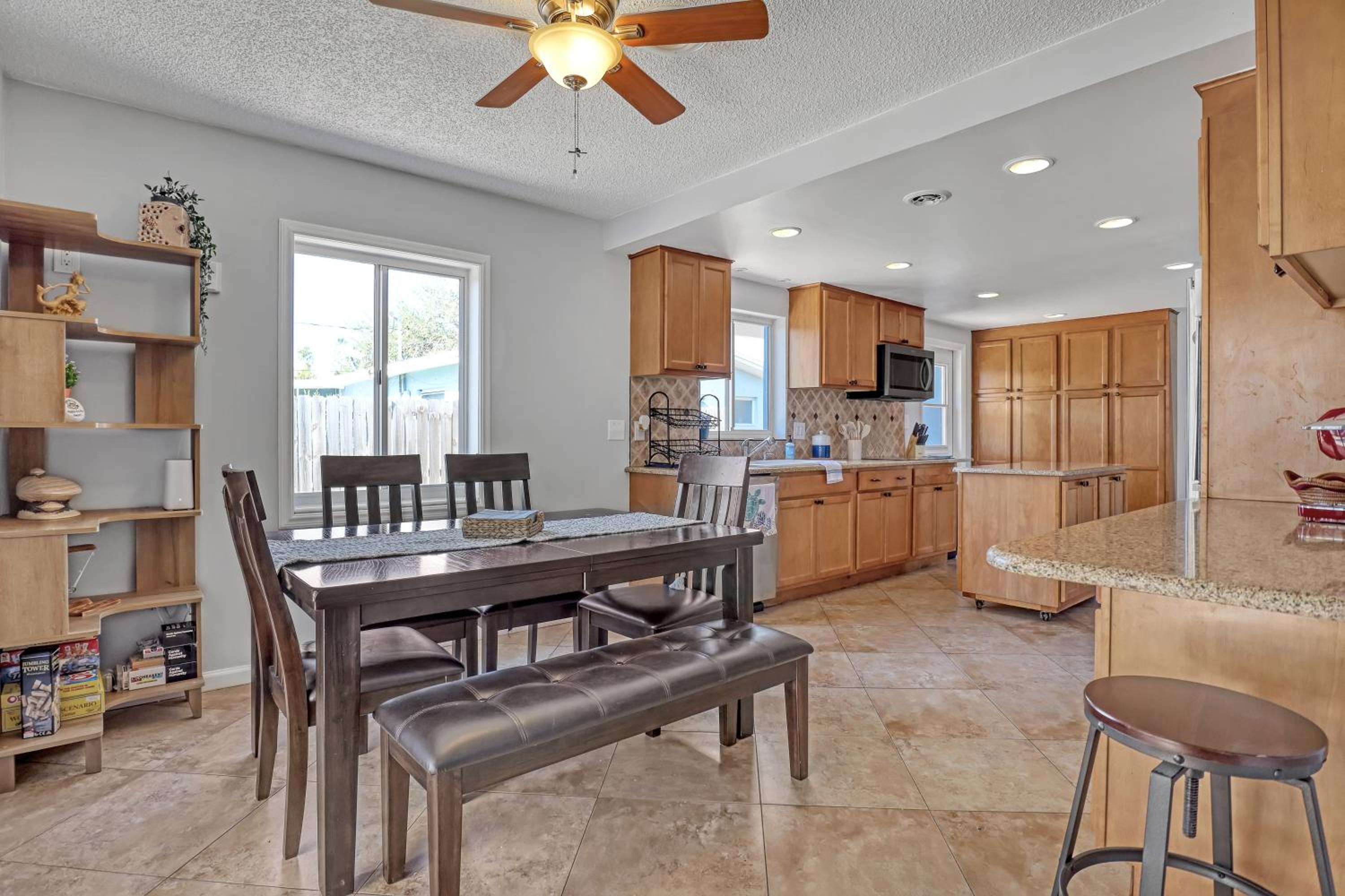 Vibrant Coastal Cottage with Pool, photo 39