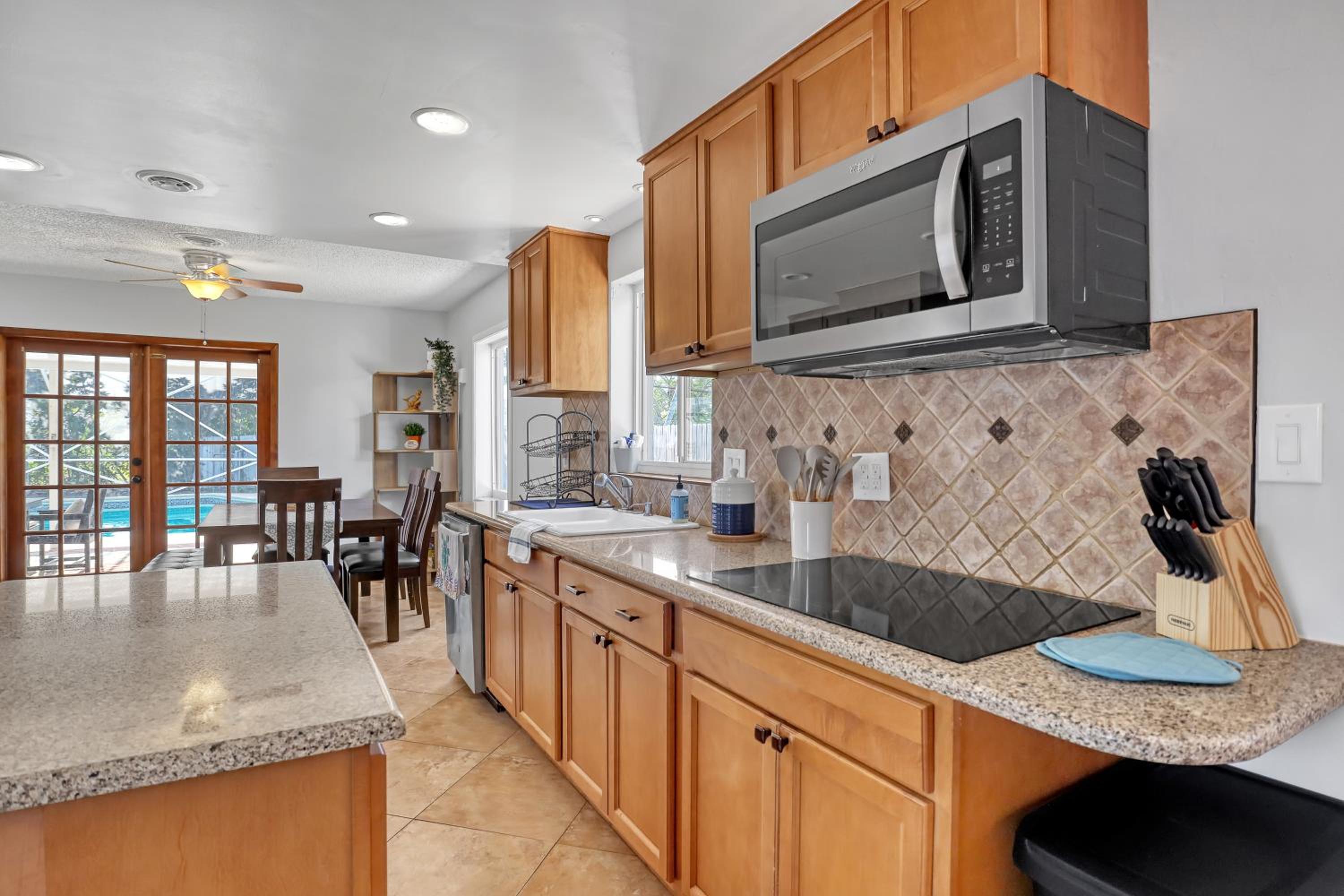 Vibrant Coastal Cottage with Pool, photo 25