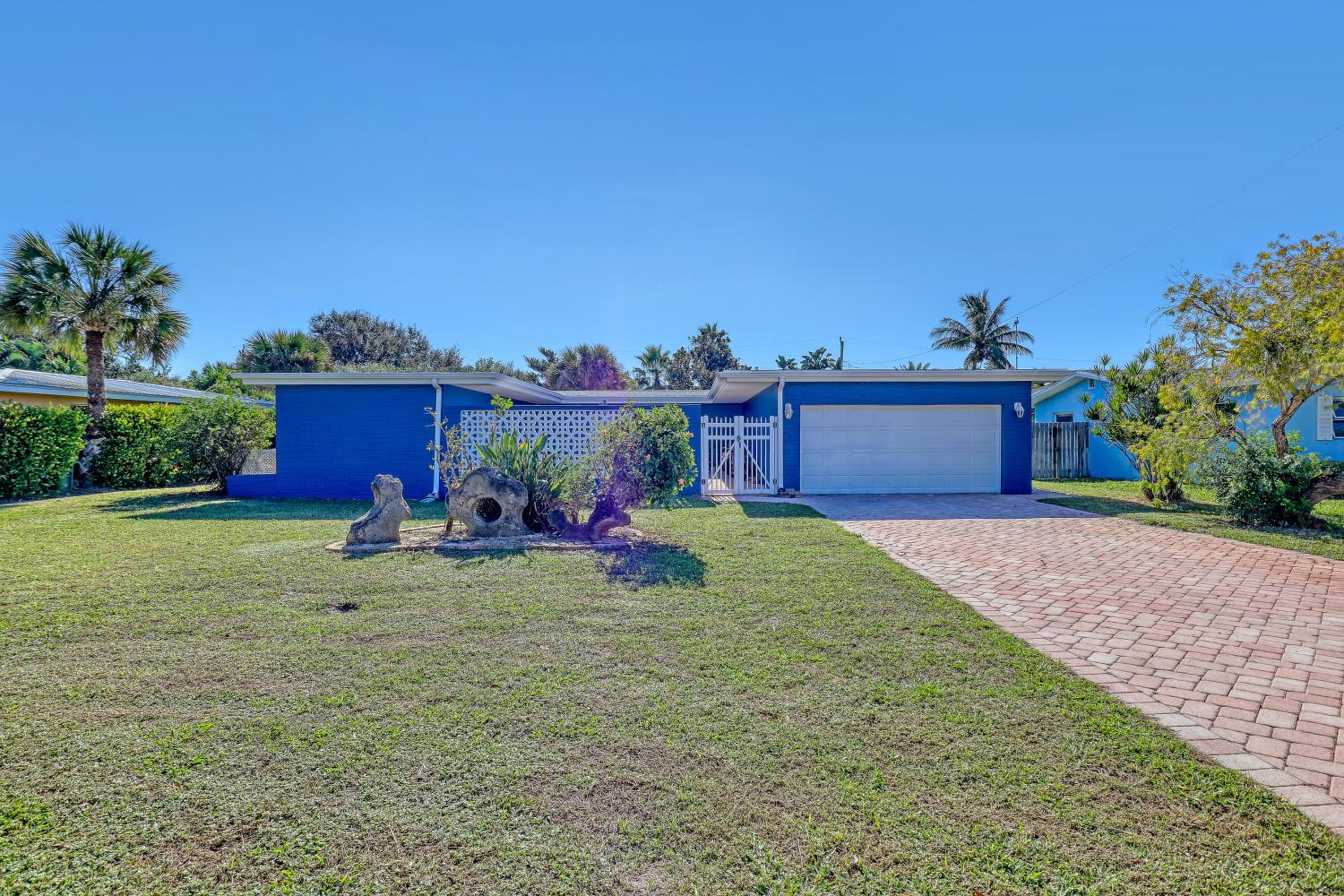 Vibrant Coastal Cottage with Pool, photo 8