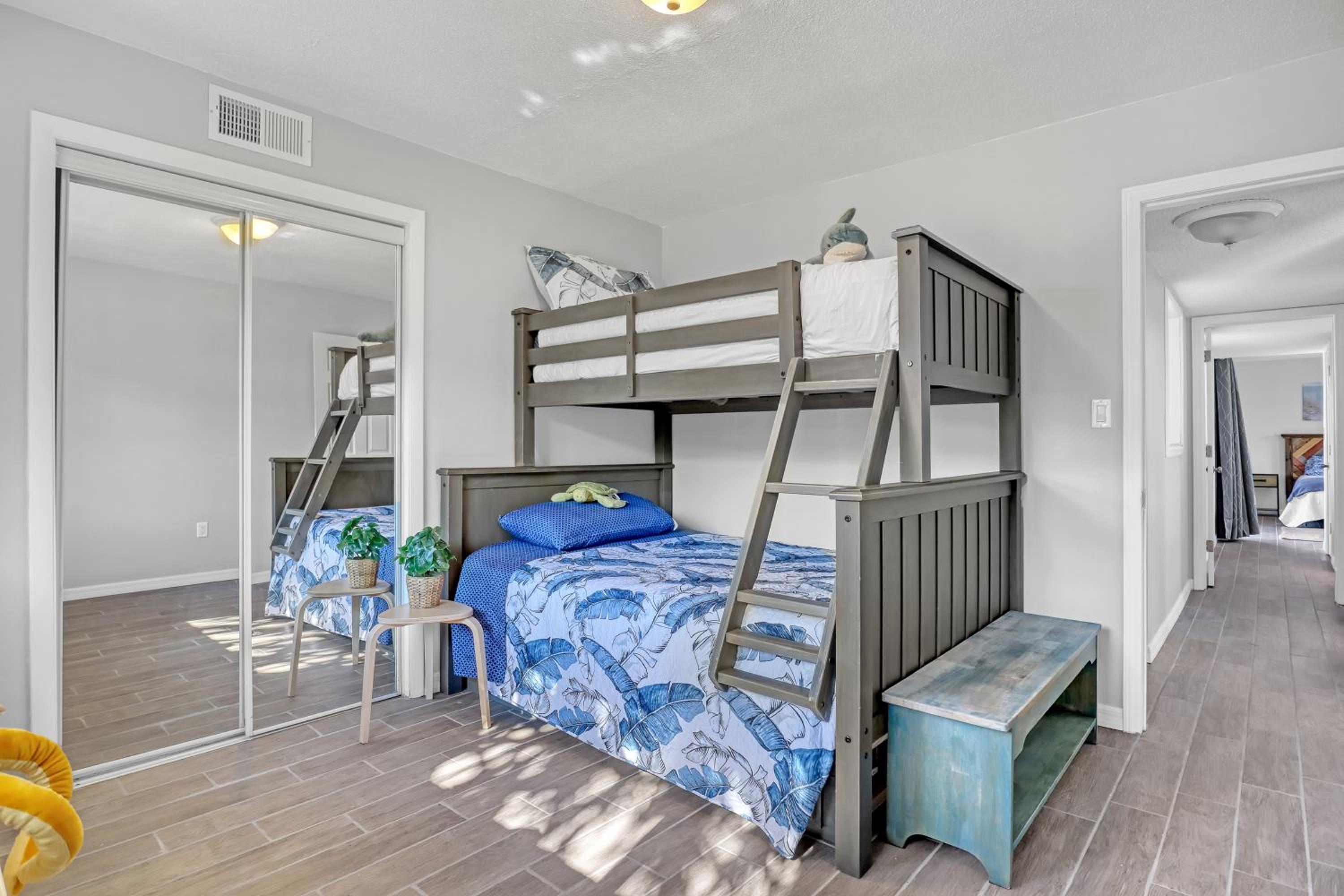 Vibrant Coastal Cottage with Pool, photo 40
