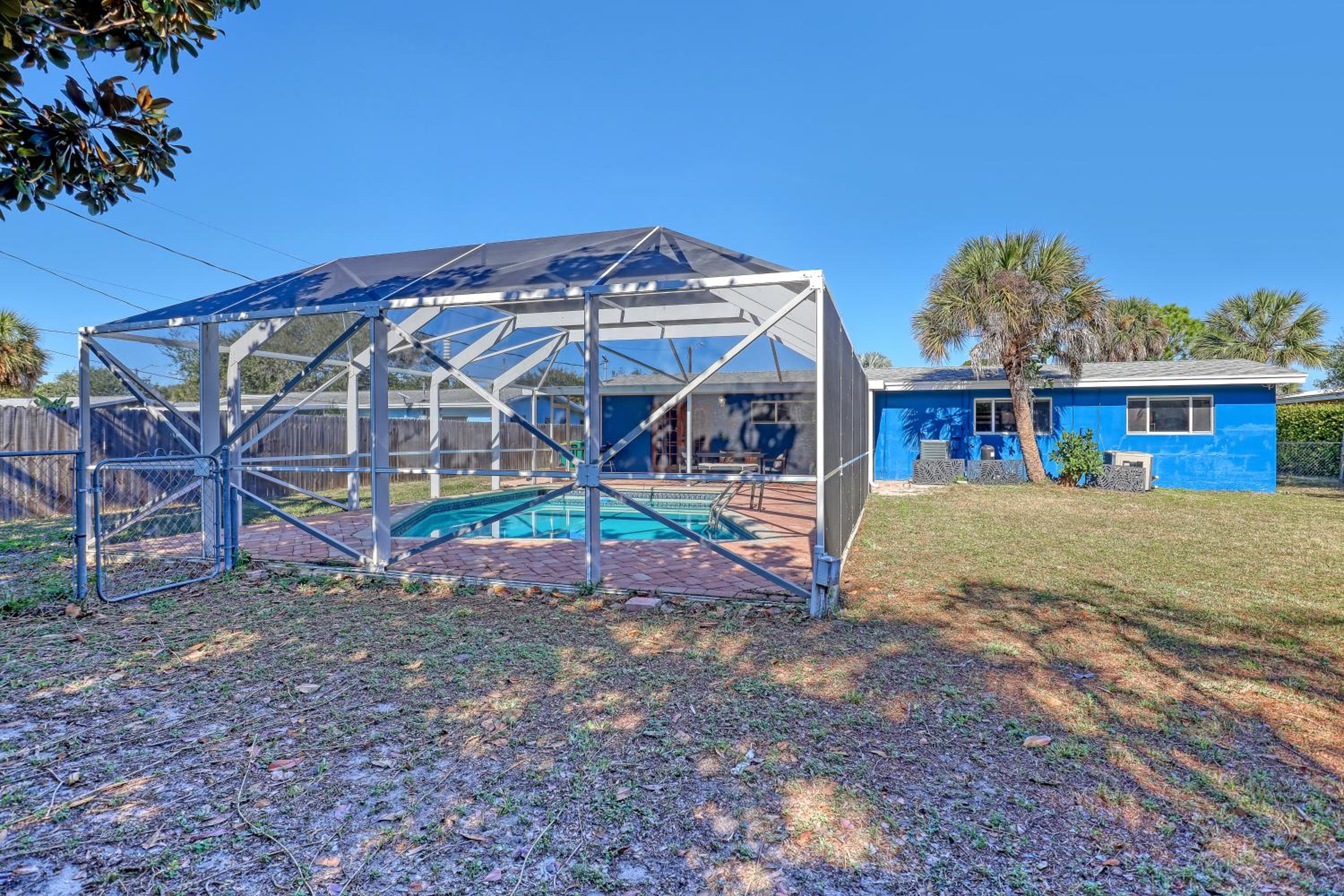 Vibrant Coastal Cottage with Pool, photo 38