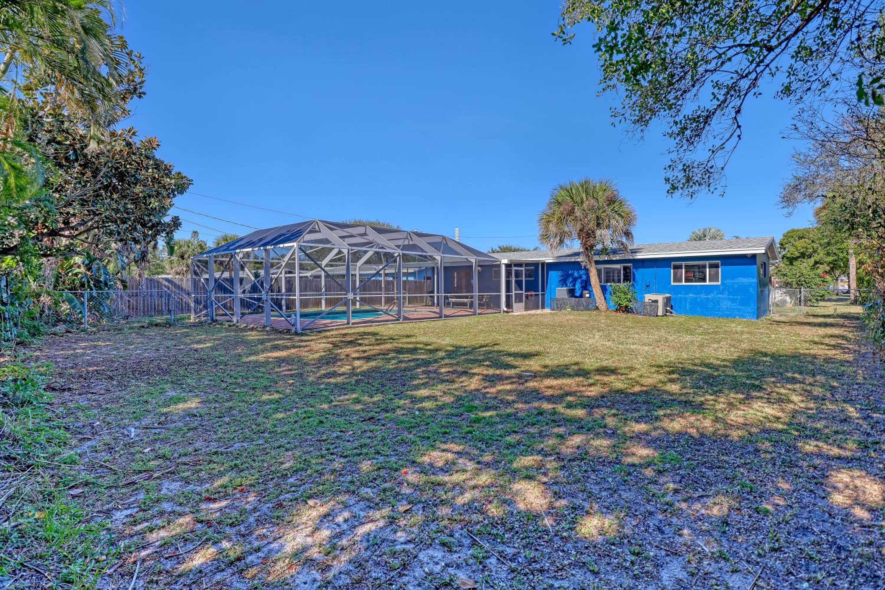 Vibrant Coastal Cottage with Pool, photo 10