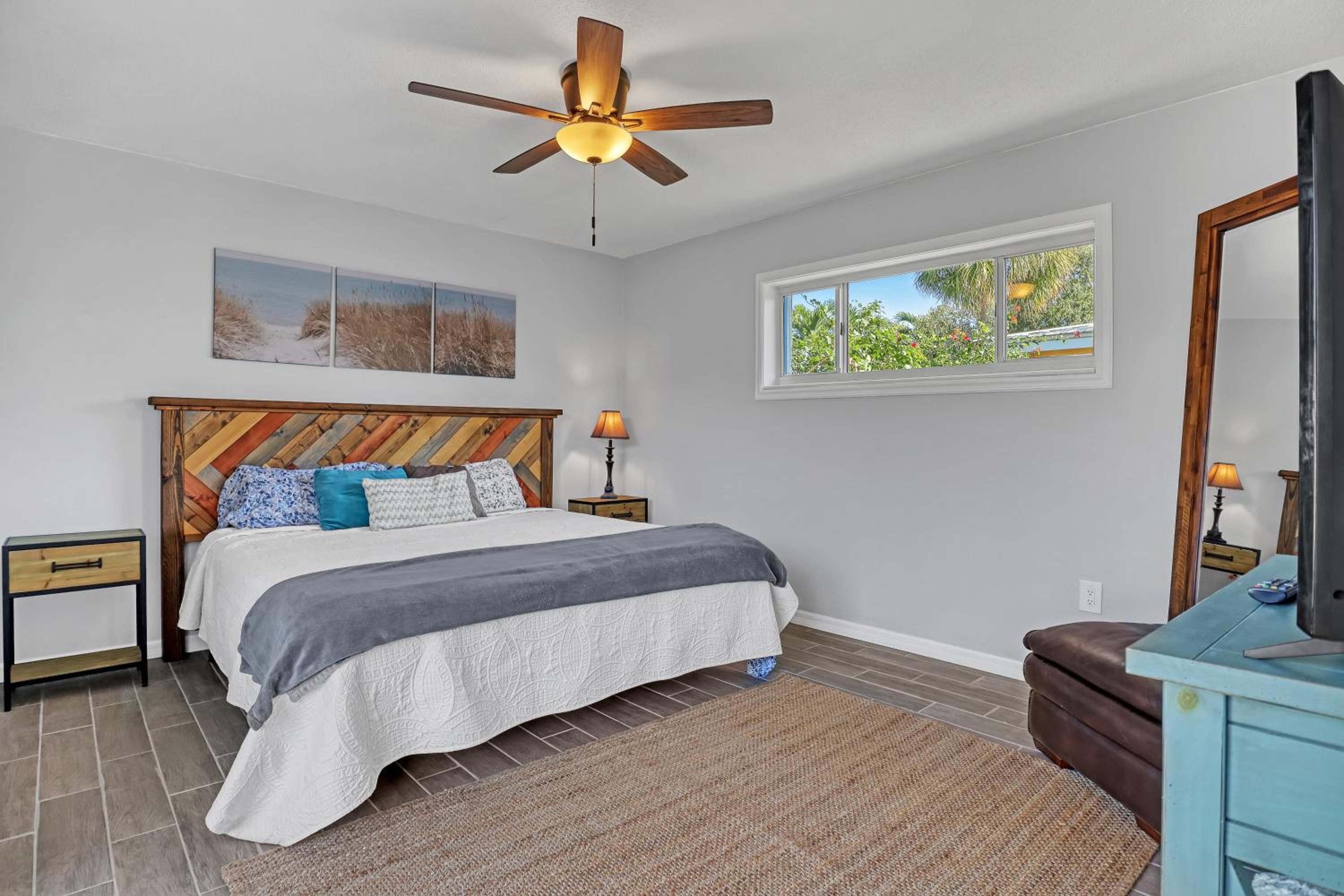 Vibrant Coastal Cottage with Pool, photo 24