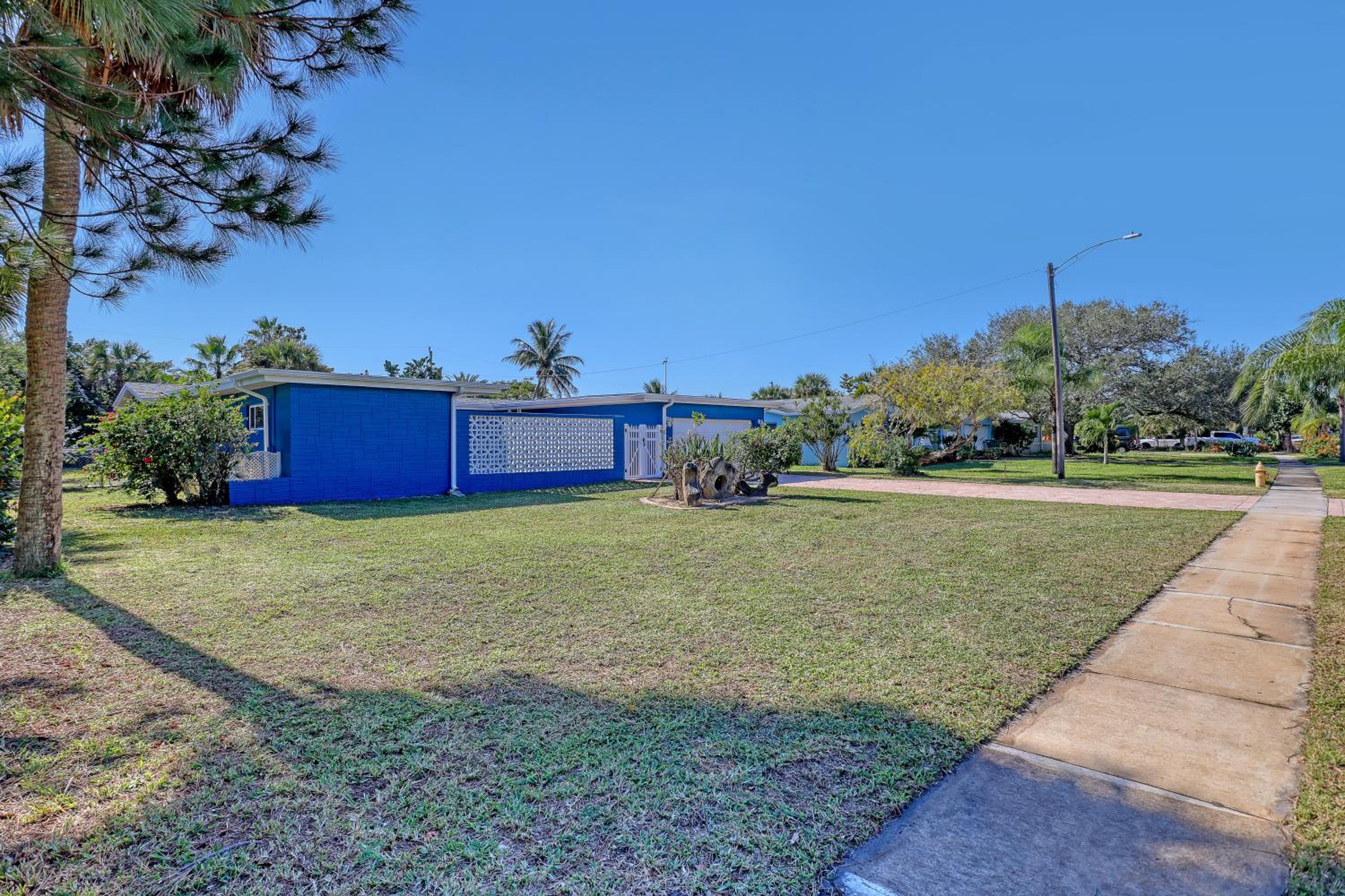 Vibrant Coastal Cottage with Pool, photo 12