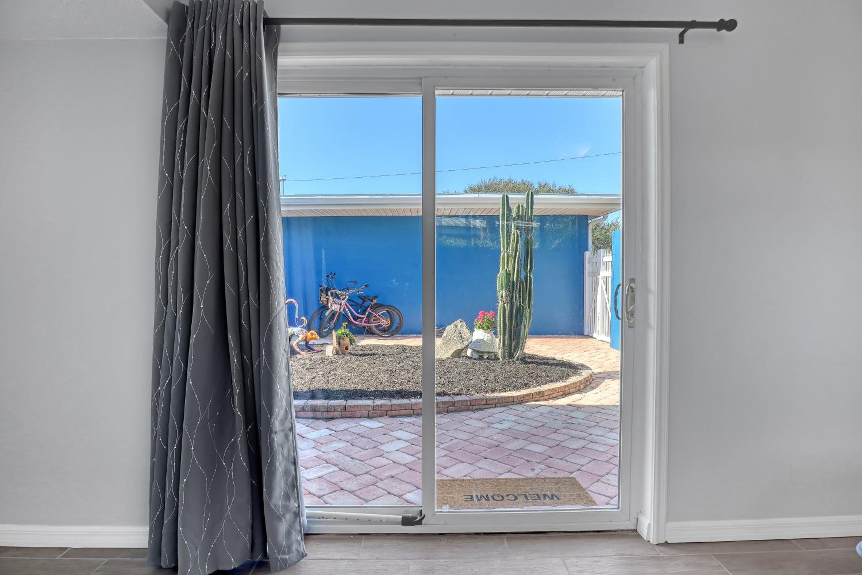 Vibrant Coastal Cottage with Pool, photo 4