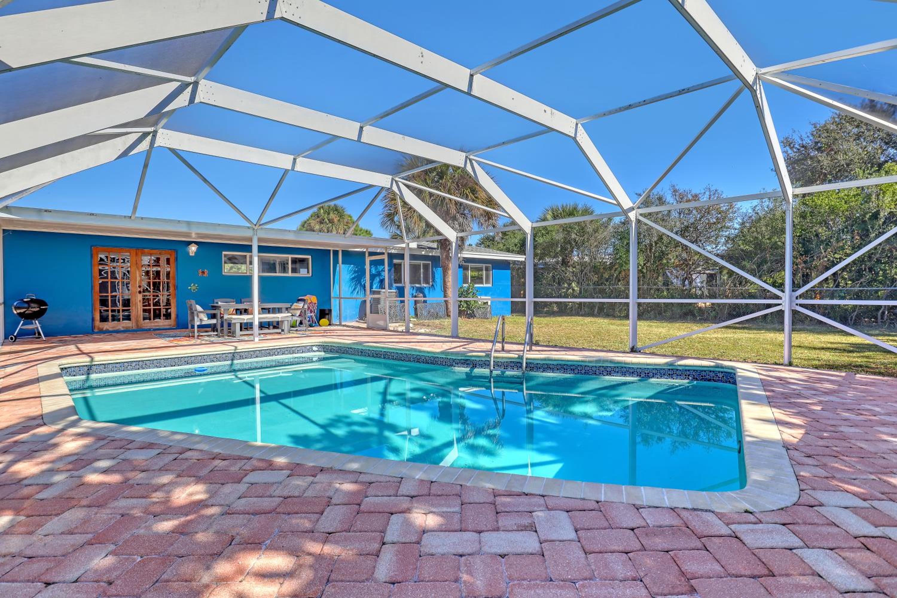 Vibrant Coastal Cottage with Pool, photo 29