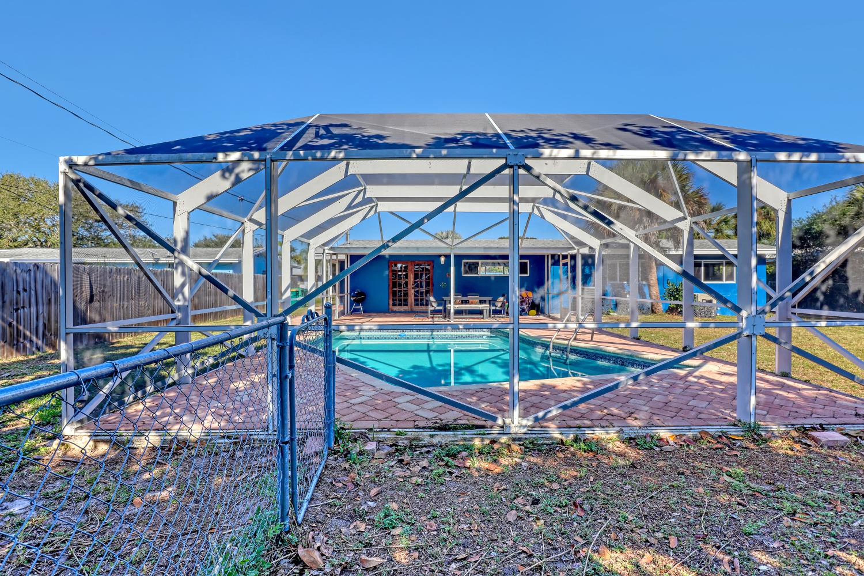 Vibrant Coastal Cottage with Pool, photo 3