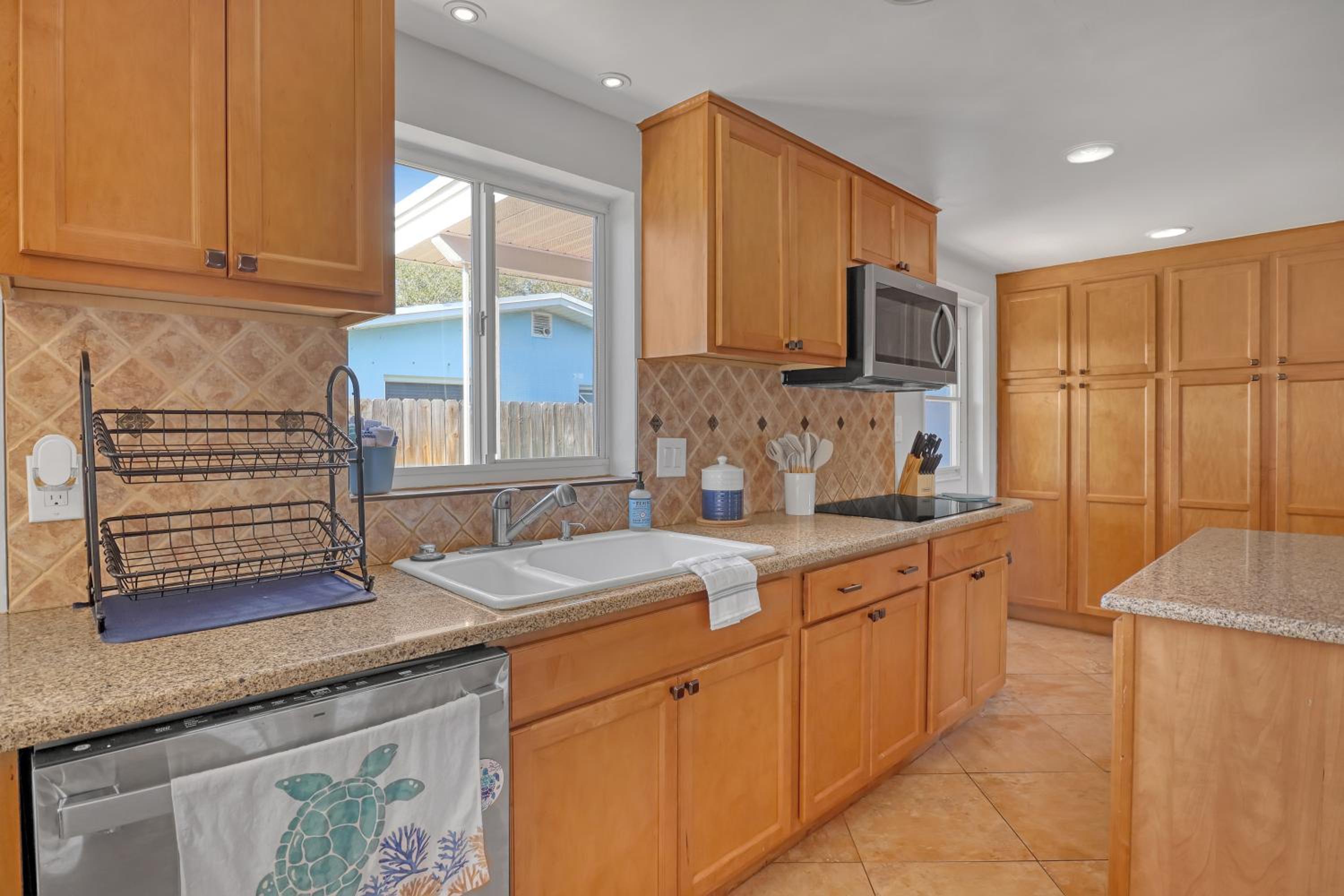 Vibrant Coastal Cottage with Pool, photo 33