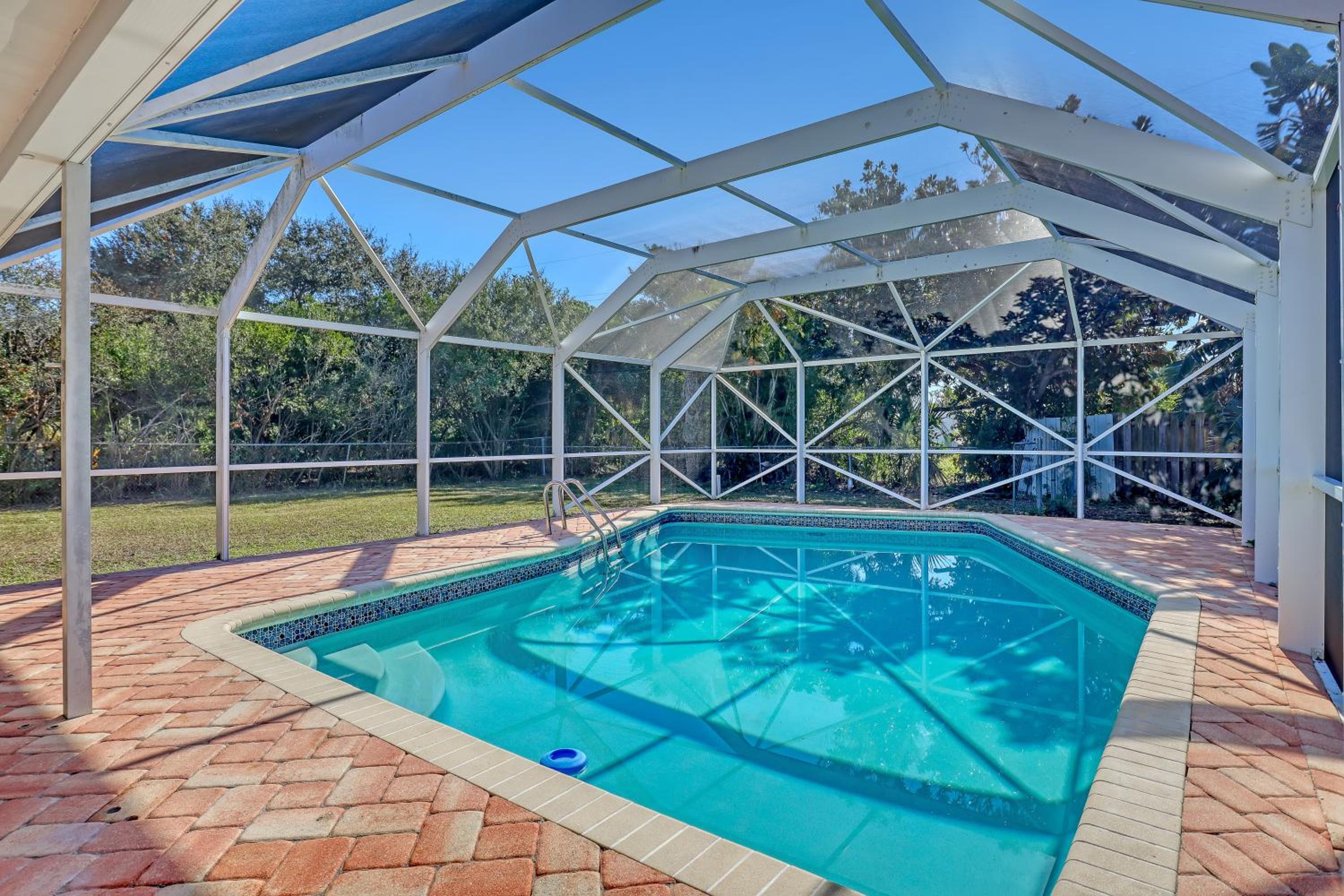 Vibrant Coastal Cottage with Pool, photo 37